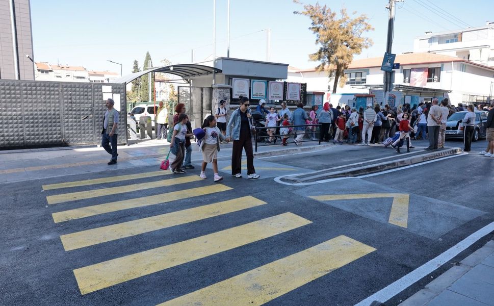 Beş okulun kullandığı sokağa Konak Belediyesi'nden güvenli dokunuş