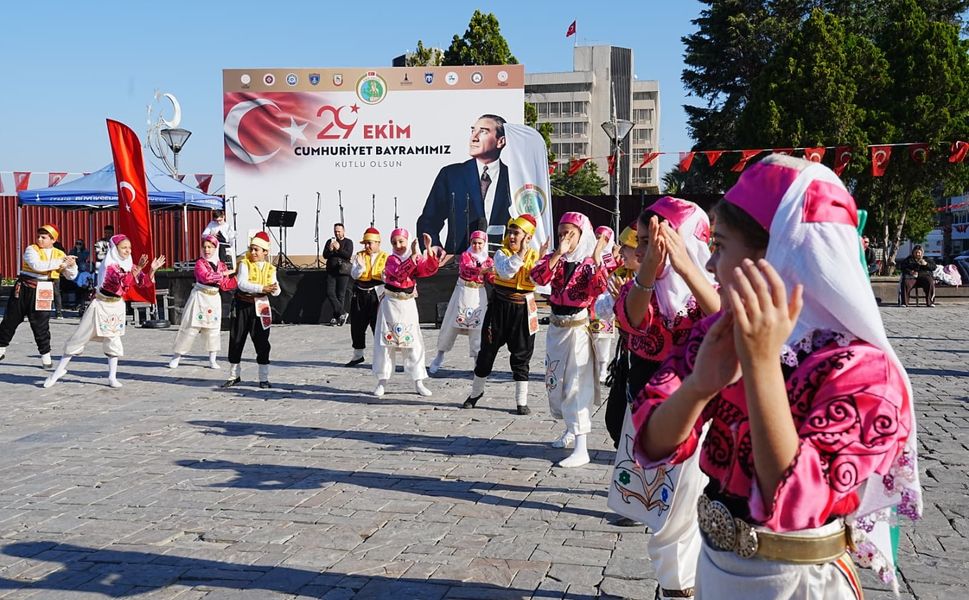 Karşıyaka’dan Öğrenciler, Cumhuriyet Coşkusuna Ortak Oldu
