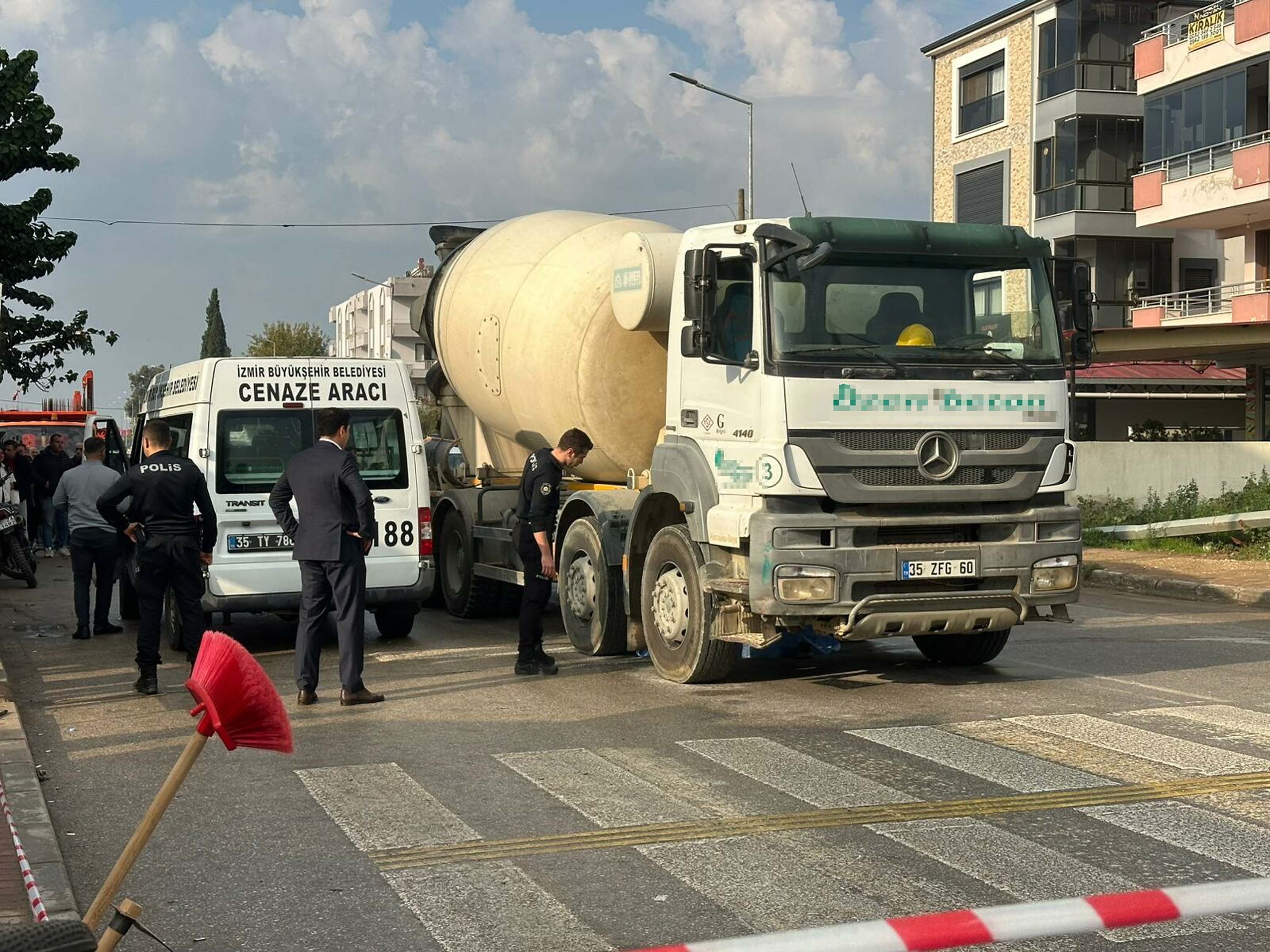 B E T O N M I K S E R I N I N C A R P T I G I K A D I N O L D U S O 1003751 297817 Min