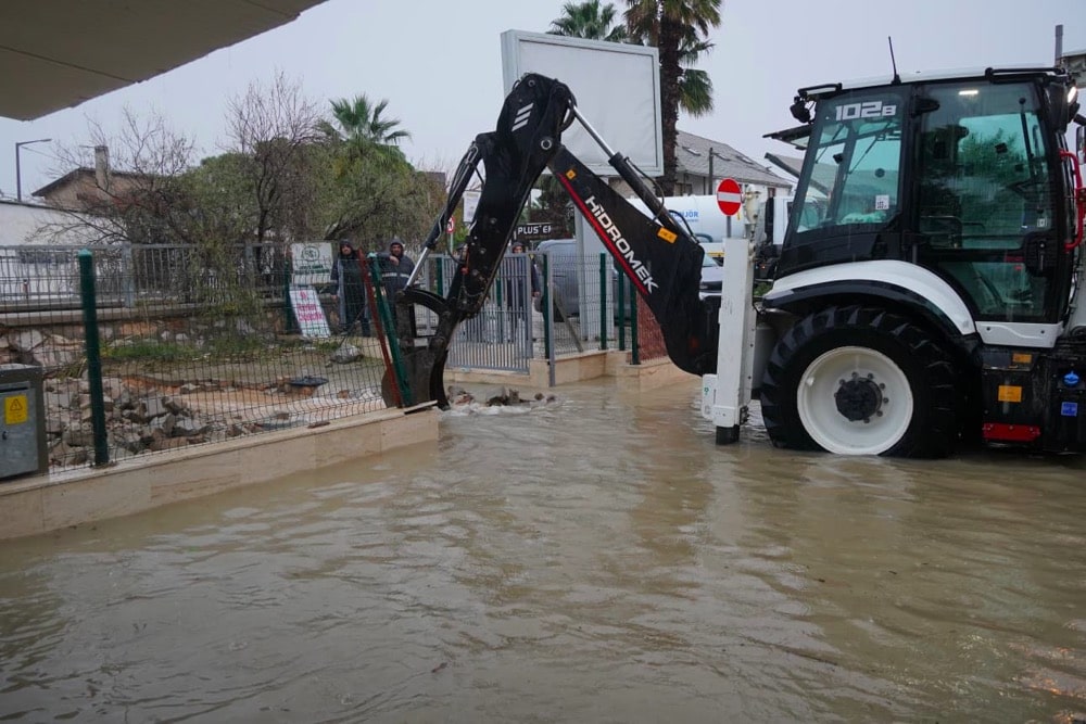 Çeşme Belediyesinden Olağanüstü Yağışa Olağanüstü Müdahalephoto 2025 11 29 10 39 56 Min