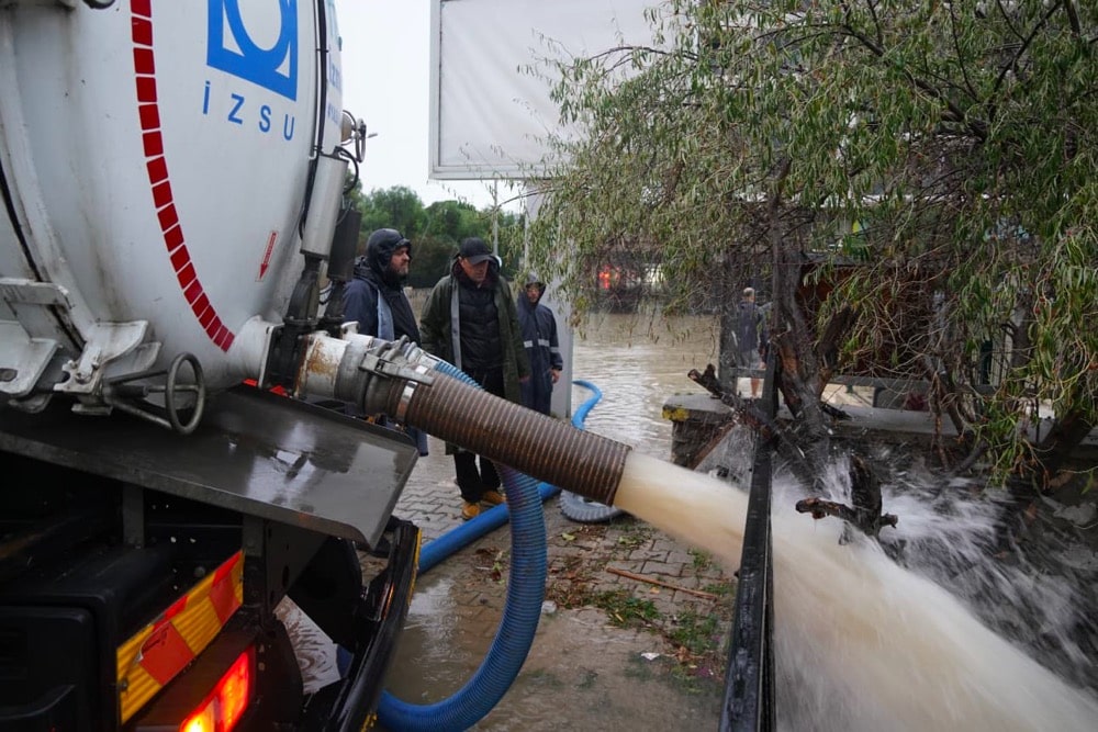Çeşme Belediyesinden Olağanüstü Yağışa Olağanüstü Müdahalephoto 2025 11 29 10 40 21 Min