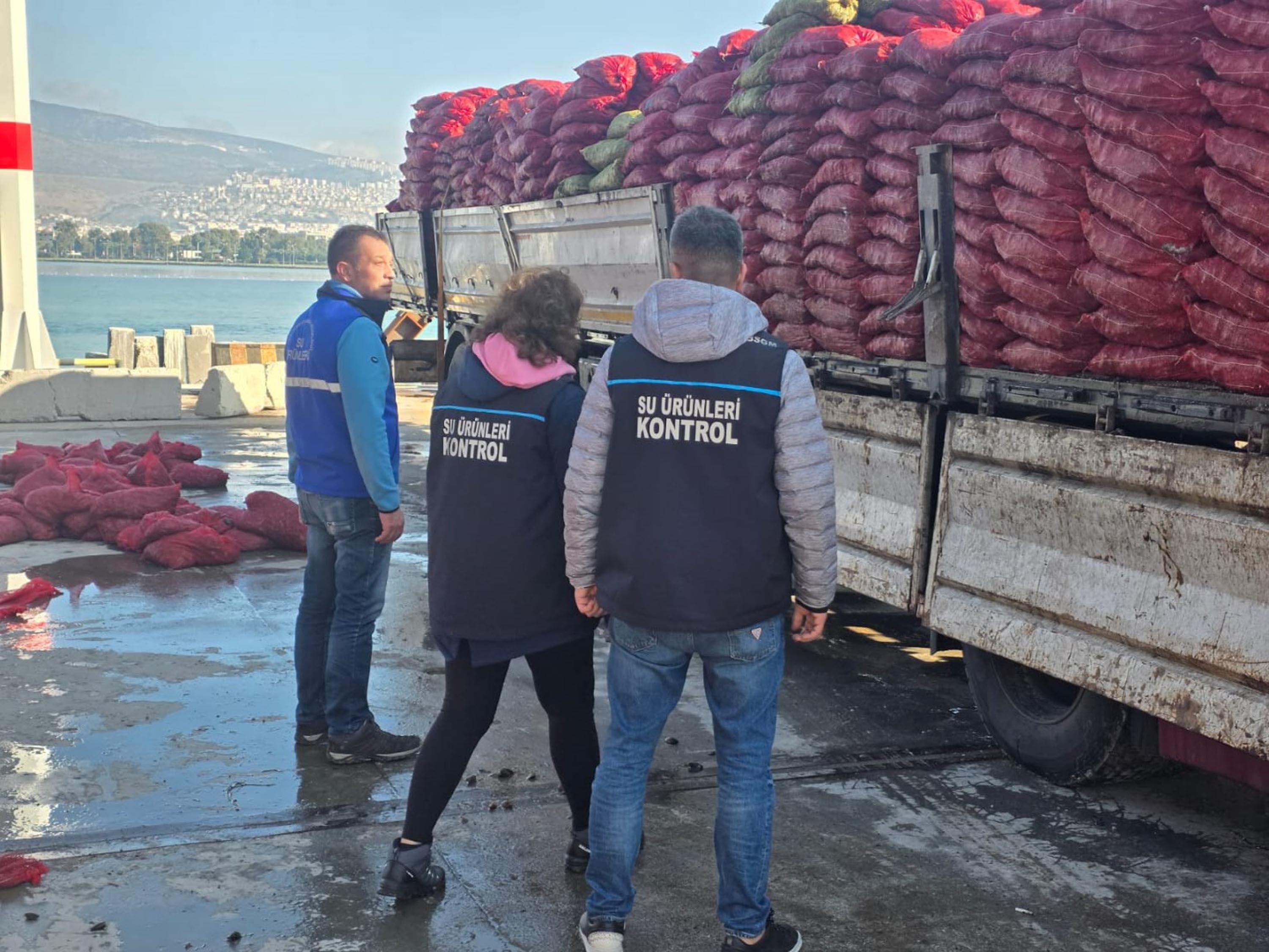 I Z M I R’ D E K A C A K A V L A N A N 27 T O N K A R A M I D Y E 1014794 301119 Min