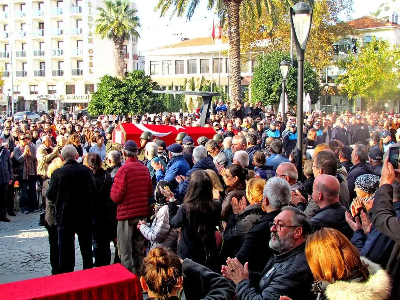 Cesme Eski Belediye Baskani Faik Tutuncuoglu Son Yolculuguna Ugurlandi 1768428752