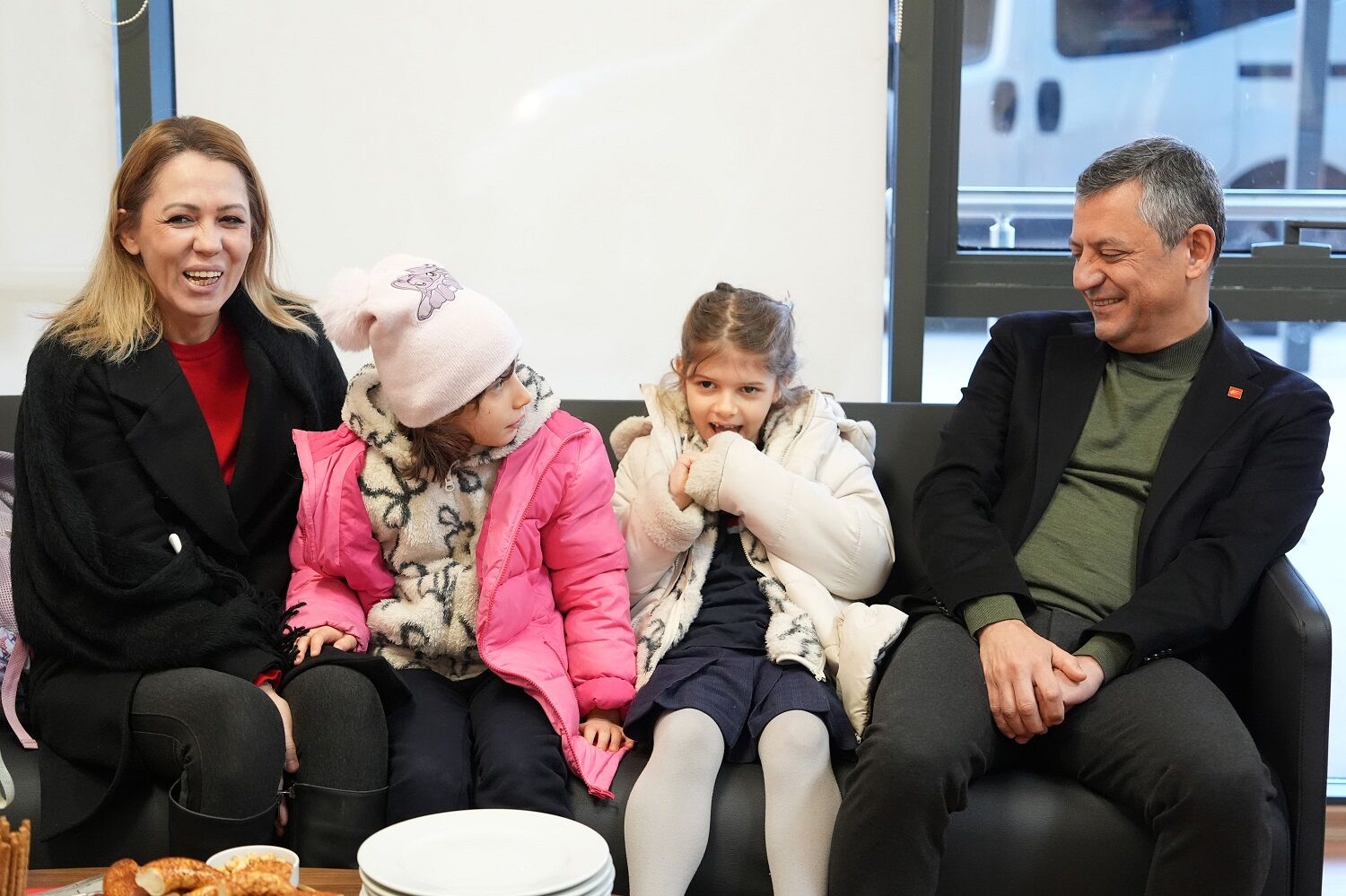 O Z G U R O Z E L F E R D I Z E Y R E K I N K I Z L A R I N I O K 1086020 322315 Min