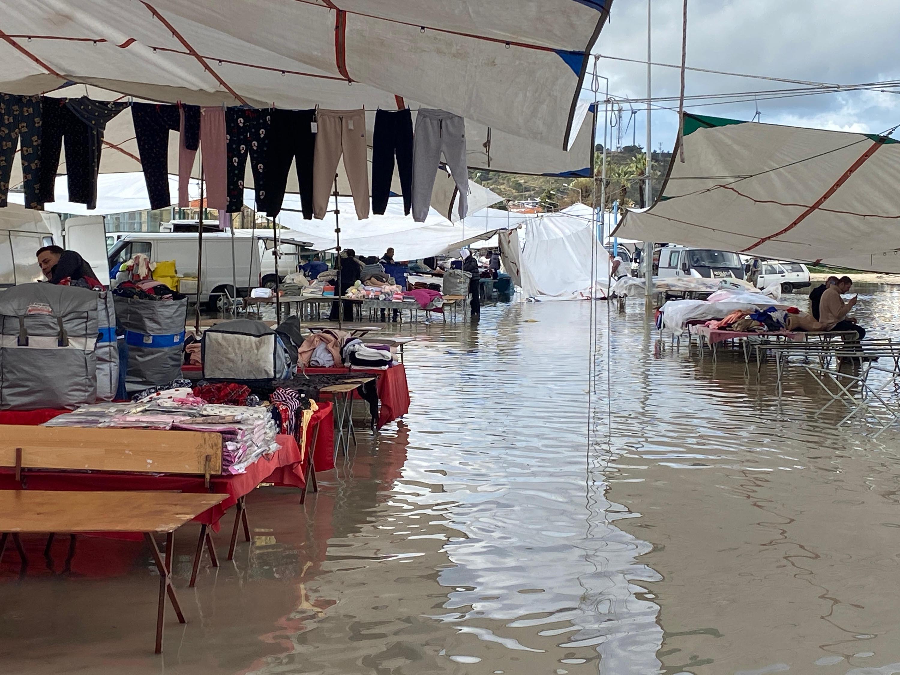 Cesmede Saganak Etkili Oldu Pazar Yeri 1132777 336307 (1)