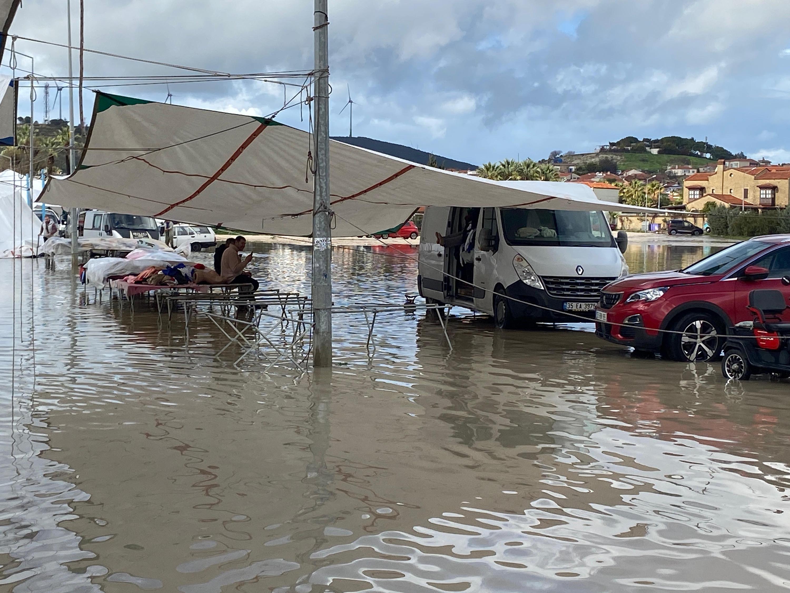 Cesmede Saganak Etkili Oldu Pazar Yeri 1132778 336307 (1)