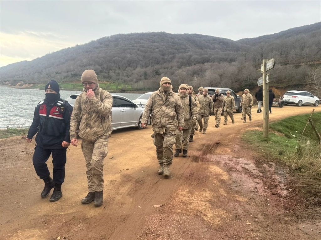 E L I F K U M A L’ I A R A M A C A L I S M A L A R I 8’ I N C I G U 1097549 325772 Min