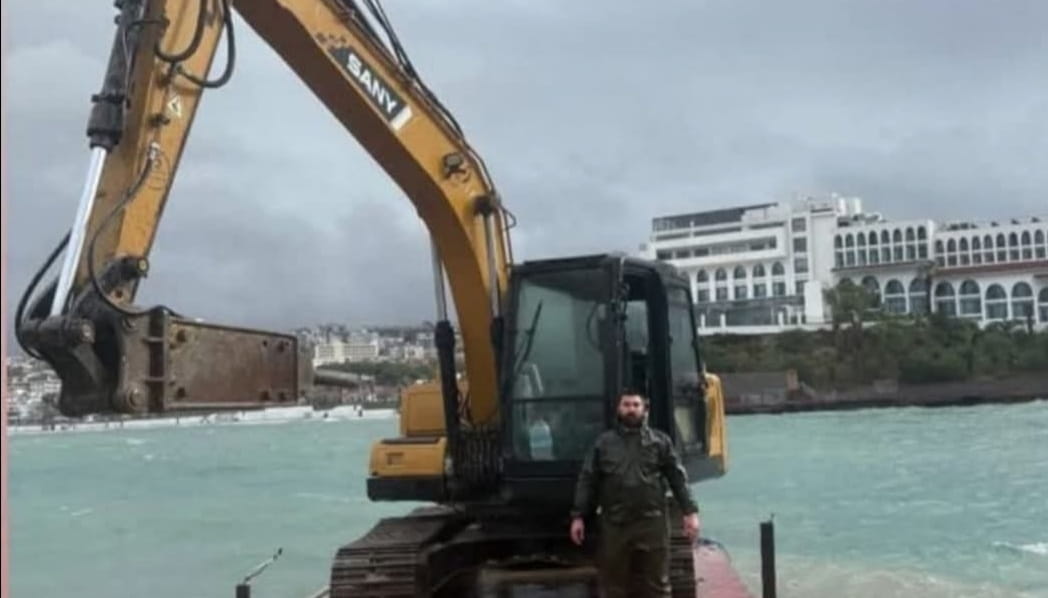 Firtinada Otel Iskelesinden Denize Dusen 1107254 328734 (1)