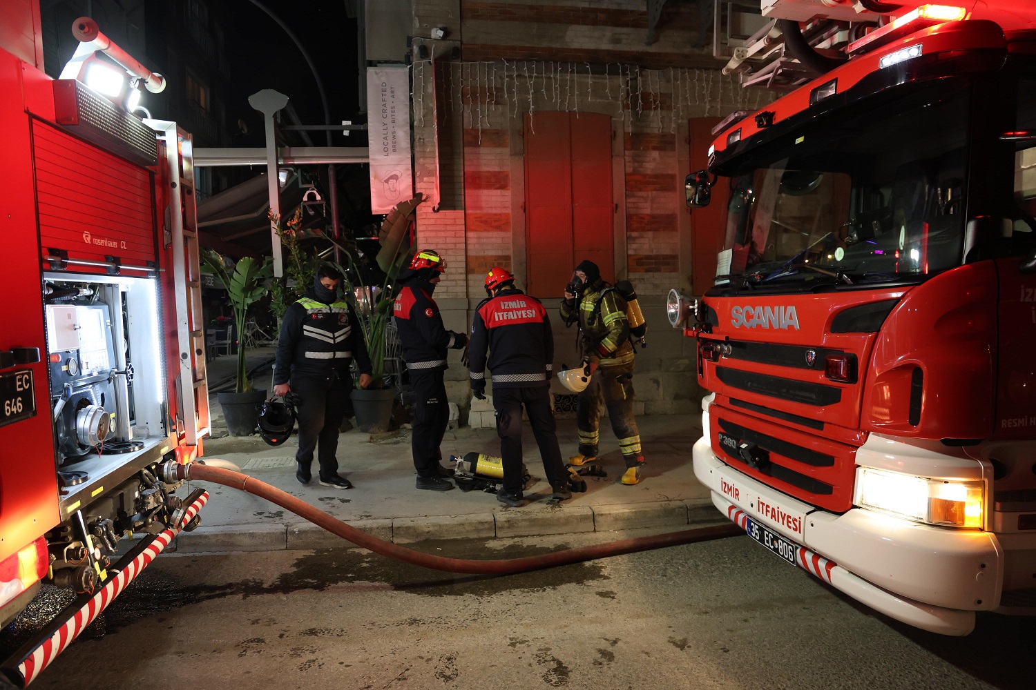 I Z M I R’ D E K A F E N I N C A T I K A T I N D A Y A N G I N 2 1093623 324609 Min