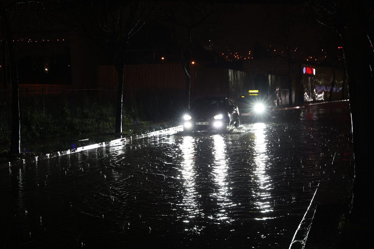 Izmirde Saganak Etkili Oldu 1109046 329229 (1)