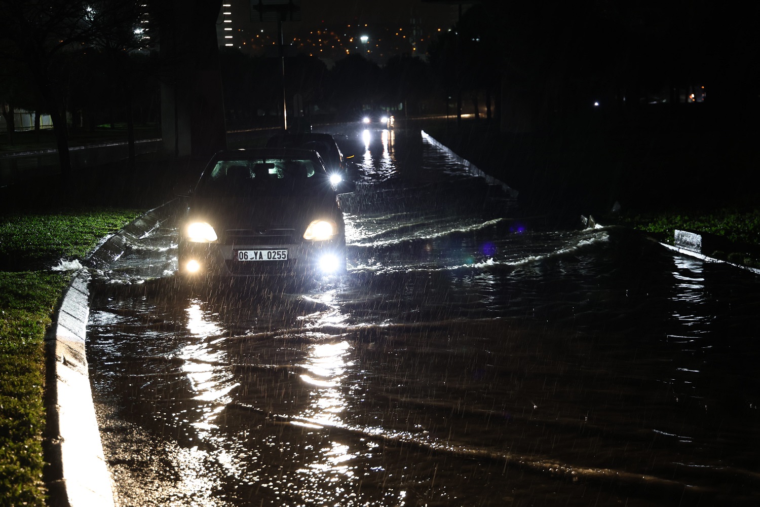 Izmirde Saganak Etkili Oldu 1109051 329229 (1)-1