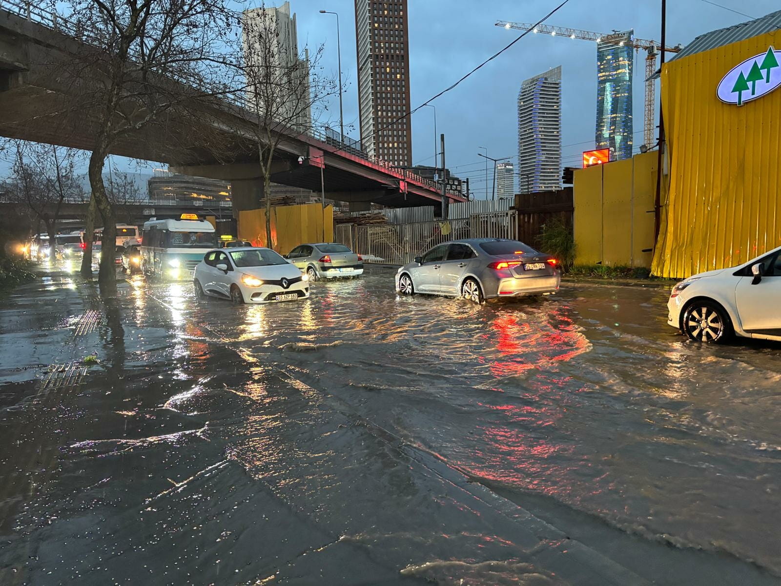 Izmir’de Saganak Hayati Olumsuz Etkiledi 1135918 337212 (2)