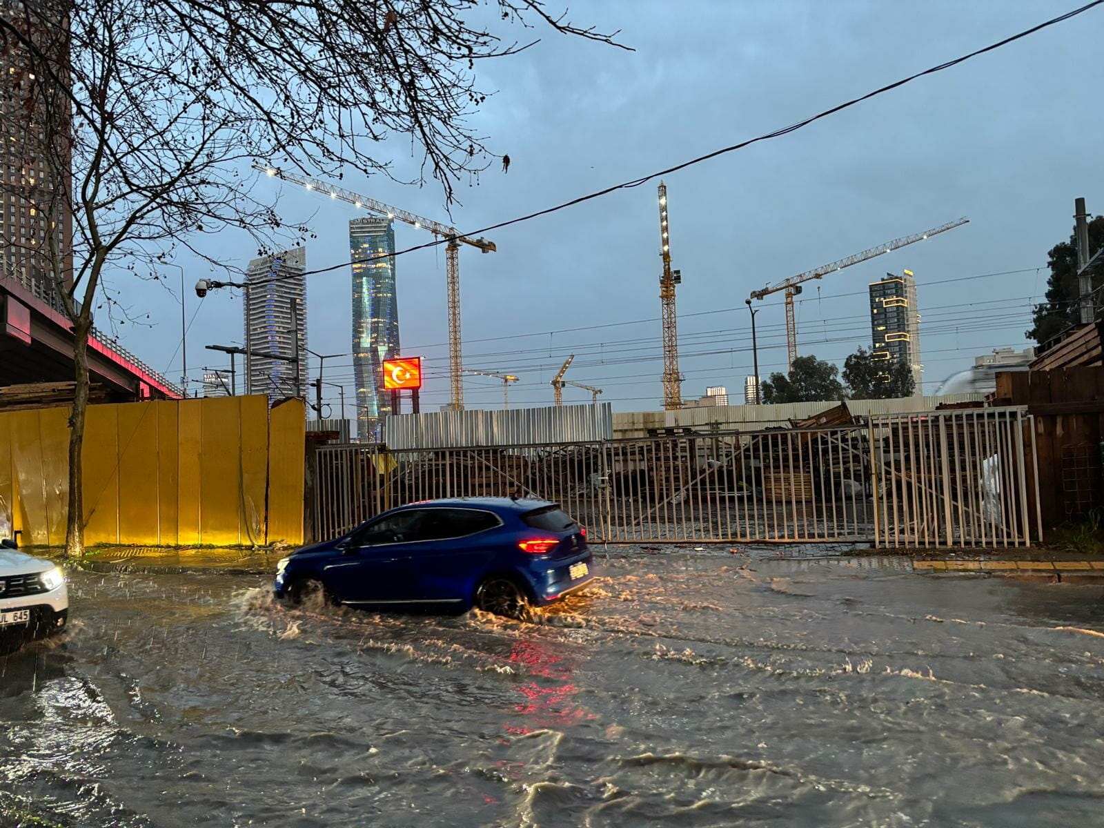 Izmir’de Saganak Hayati Olumsuz Etkiledi 1135921 337212 (1) (1)