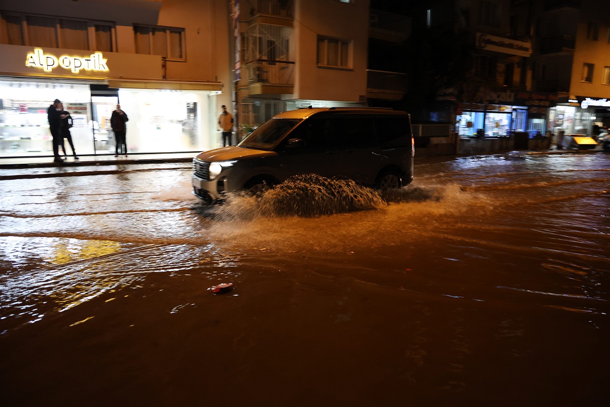 Izmir’de Saganak Yollar Gole Dondu Ev 1140859 338755 (1)