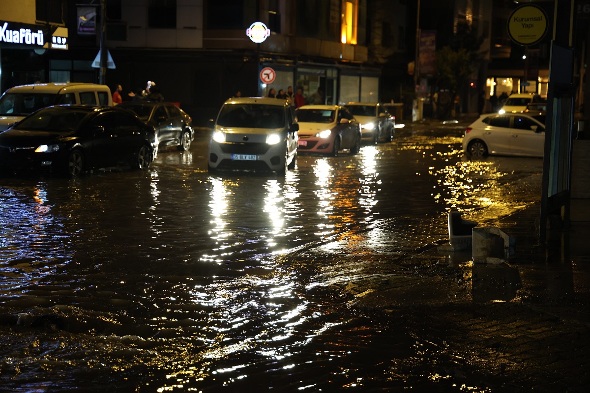 Izmir’de Saganak Yollar Gole Dondu Ev 1140860 338755 (1)