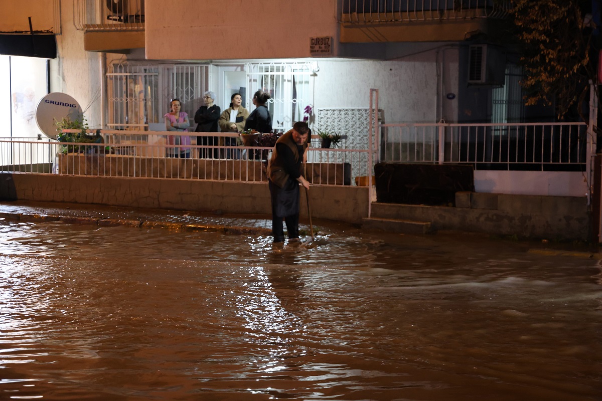 Izmir’de Saganak Yollar Gole Dondu Ev 1140861 338755 (1)