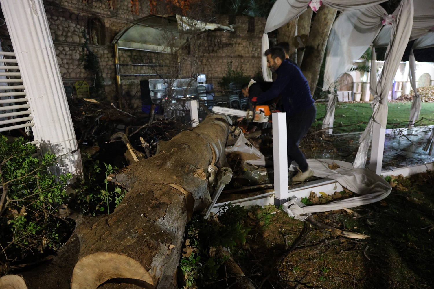 Izmirde Siddetli Ruzgar Otomobilin Uze 1103406 327560 (1)