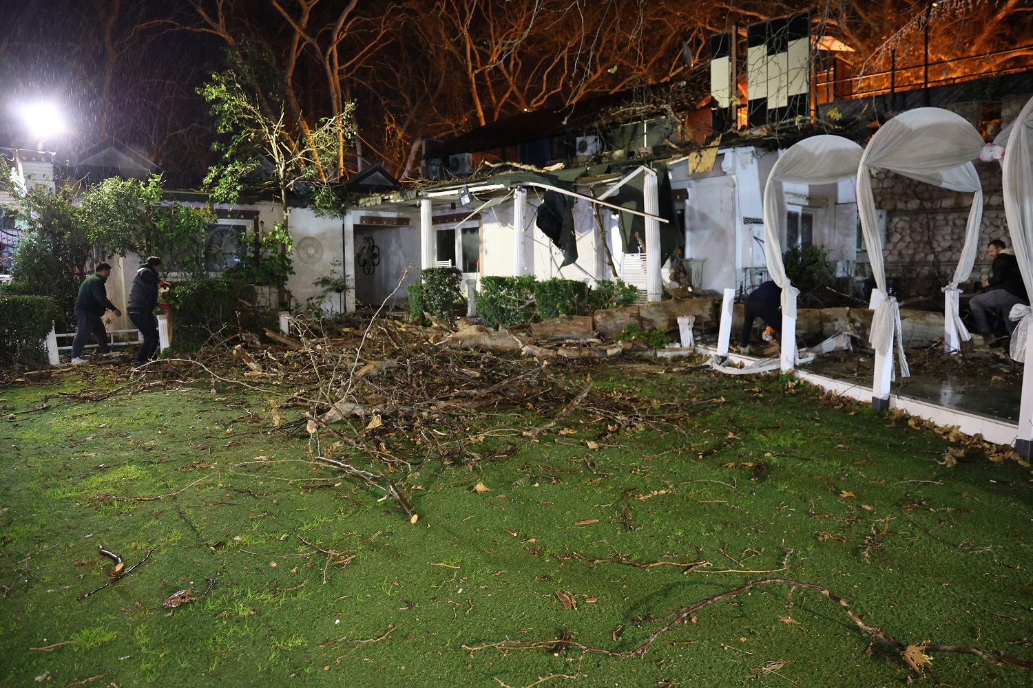 Izmirde Siddetli Ruzgar Otomobilin Uze 1103408 327560 (1)