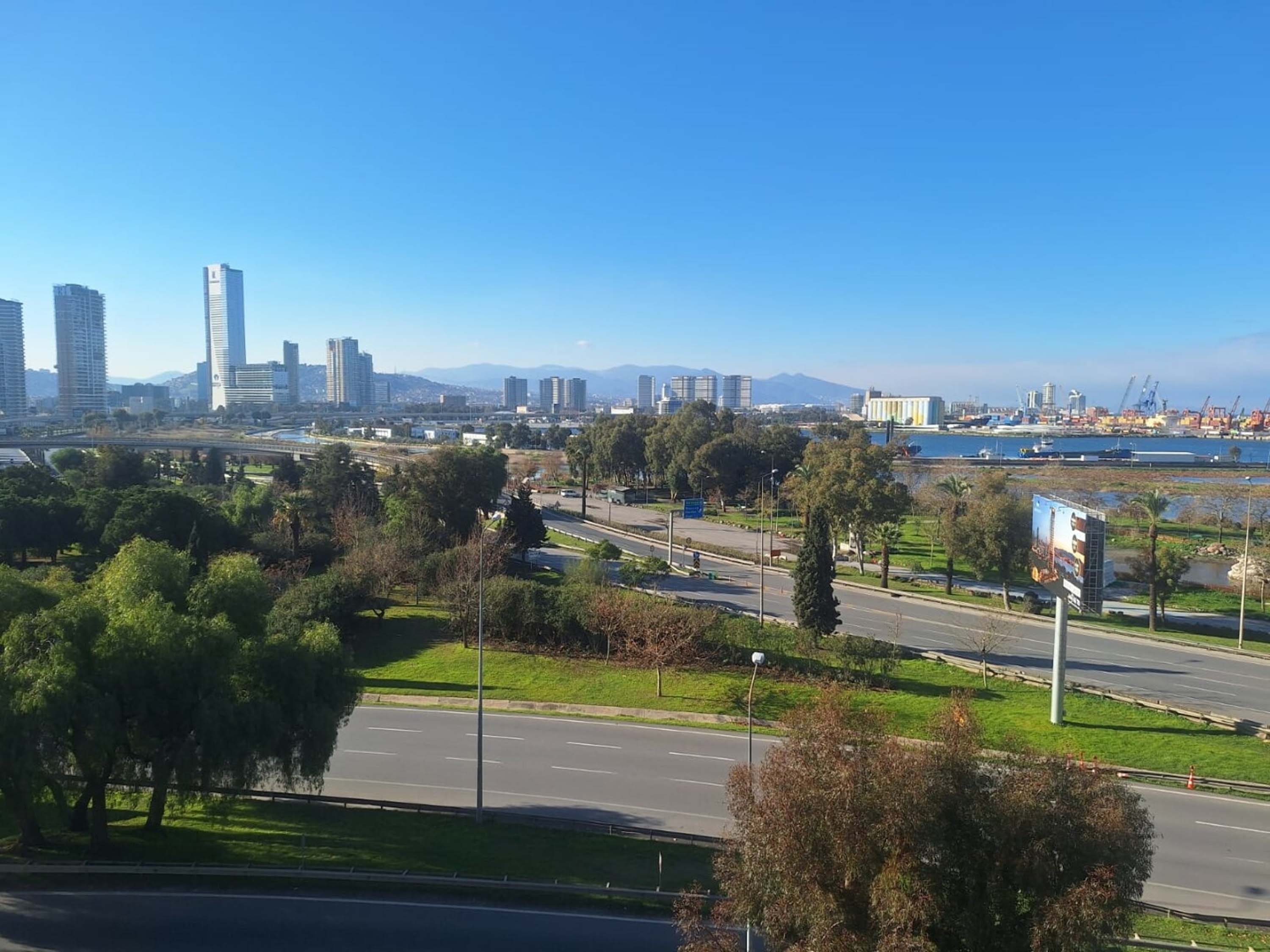 Y E N I Y I L I N I L K G U N U N D E I Z M I R D E S E S S I Z L I 1092077 324178 Min