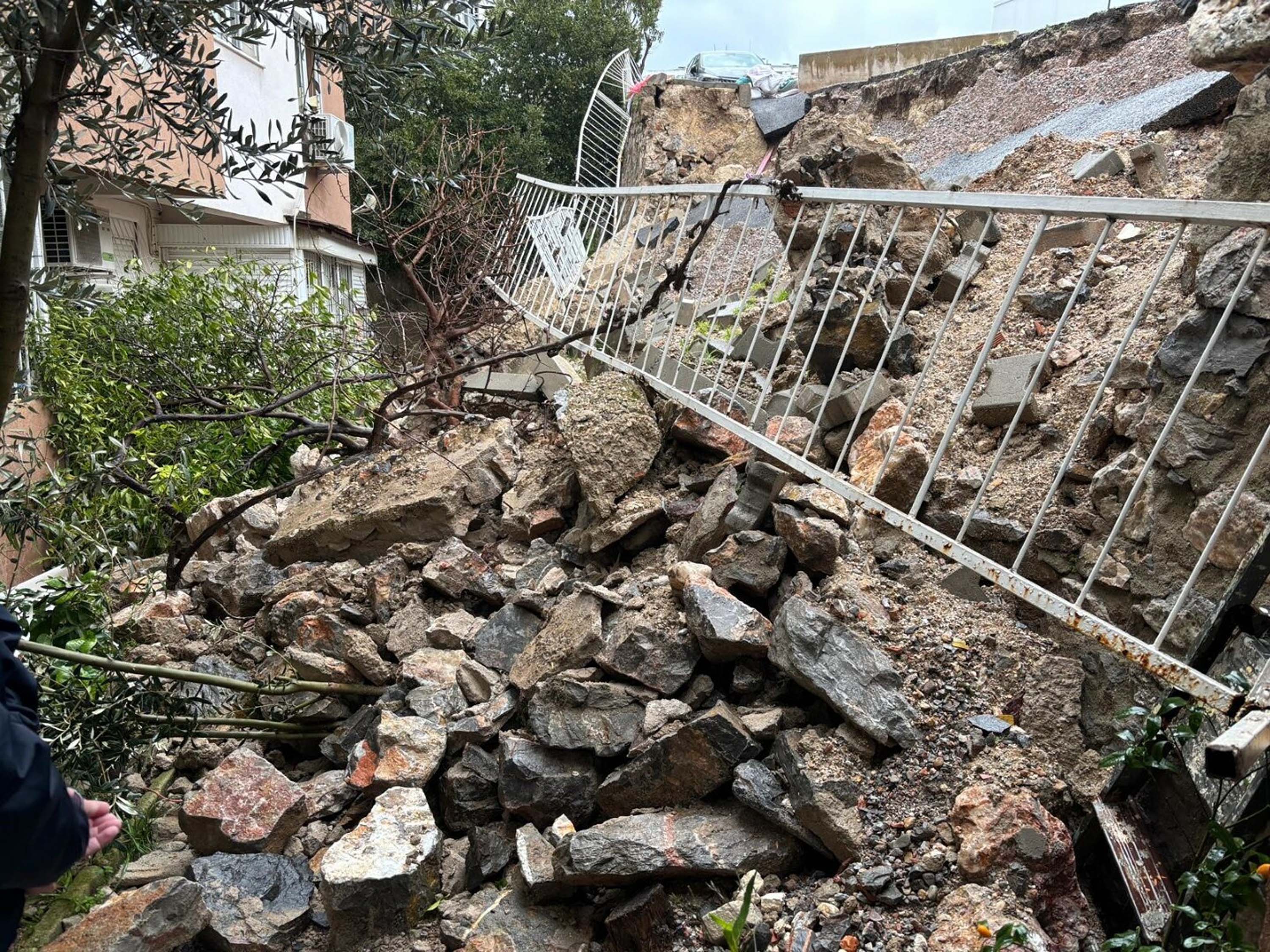 Bucada Istinat Duvari Coktu Apartman S 1179503 350384 (1)