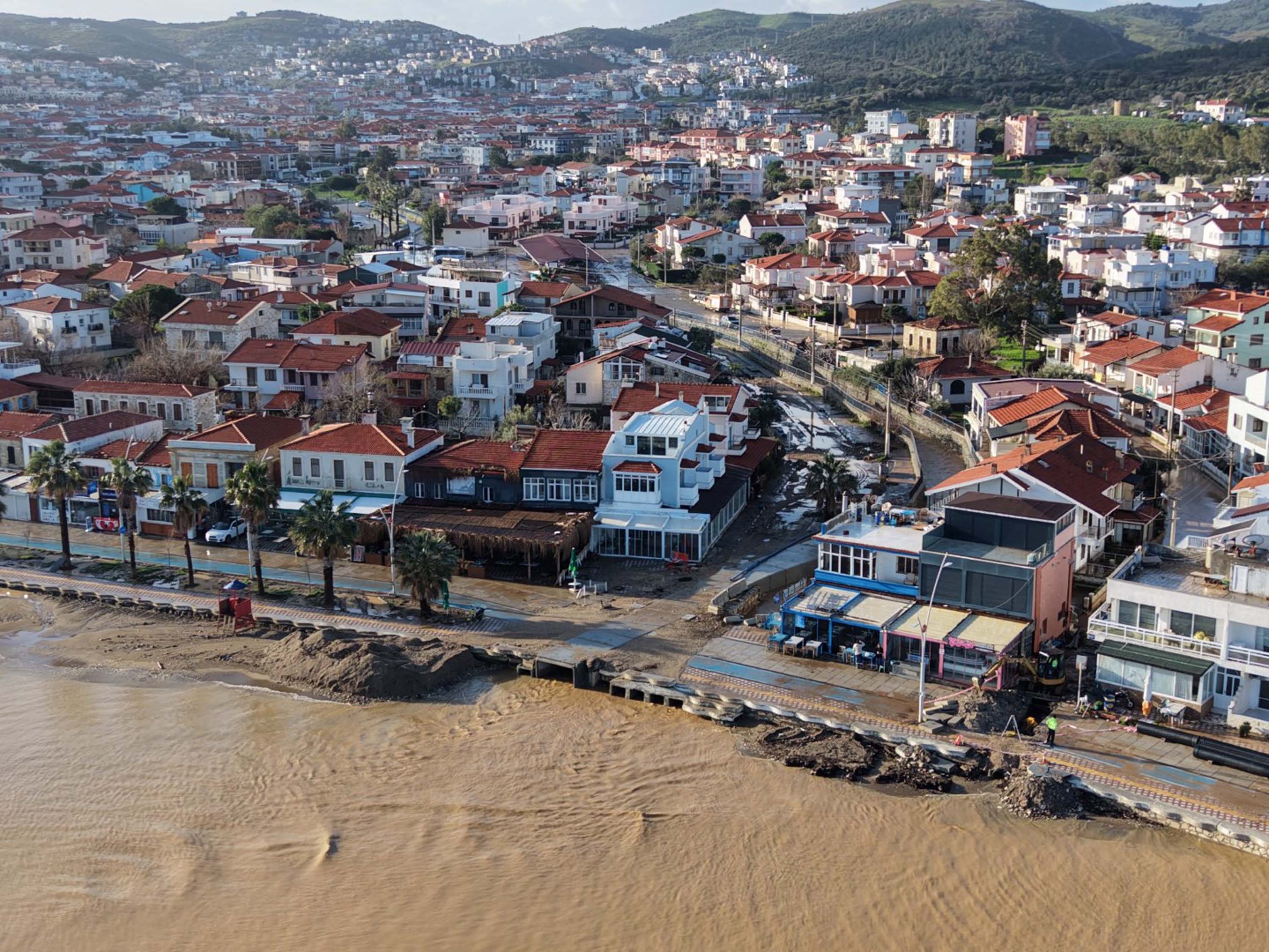 Izmir Focada Saganak Dereler Tasti De 1165511 346222 (1)