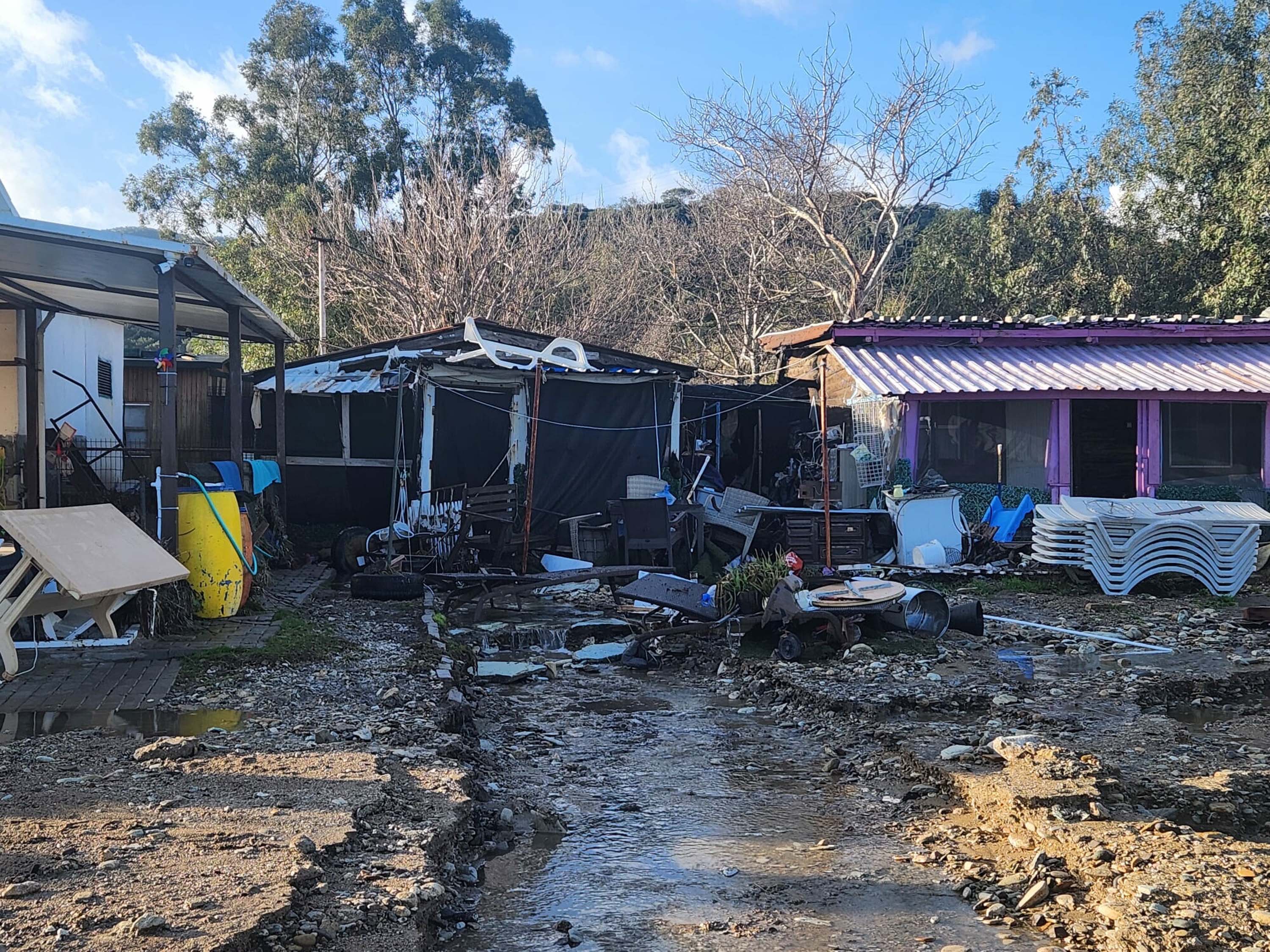 Izmir Focada Saganak Dereler Tasti De 1165513 346222 (1)