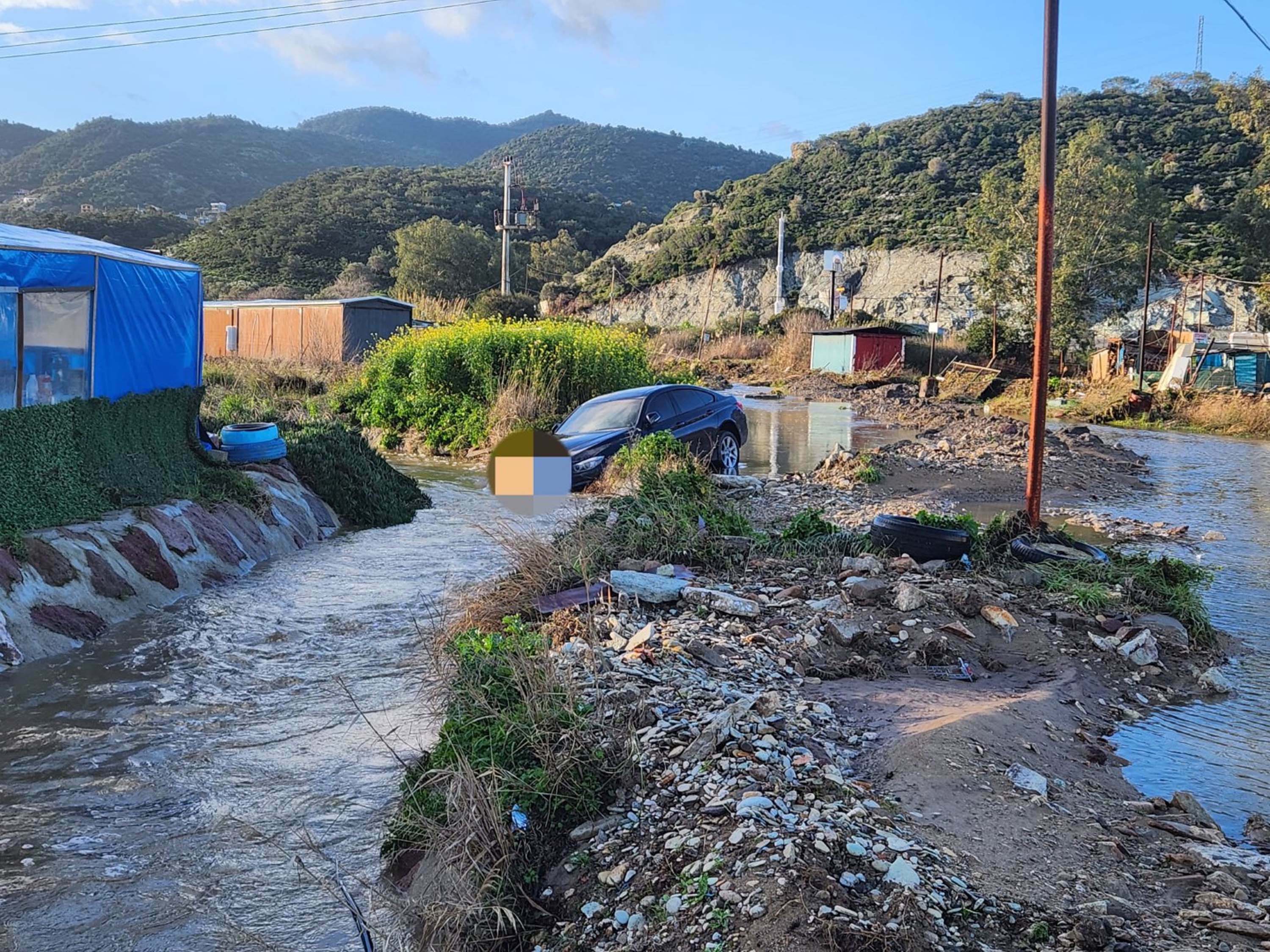 Izmir Focada Saganak Dereler Tasti De 1165514 346222 (1)