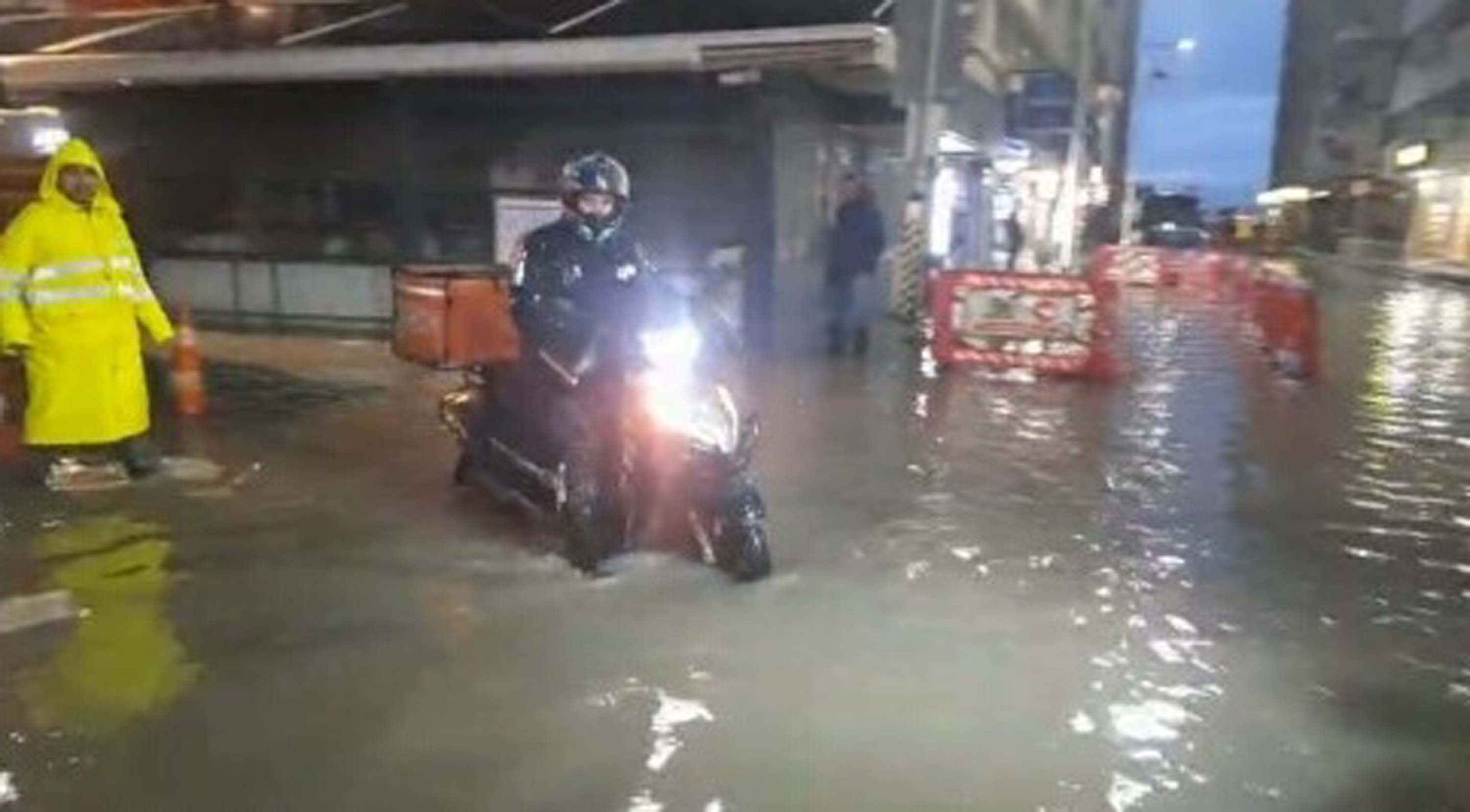 Izmir’de Saganak Cadde Ve Sokaklar Gole 1173213 348502 (1)