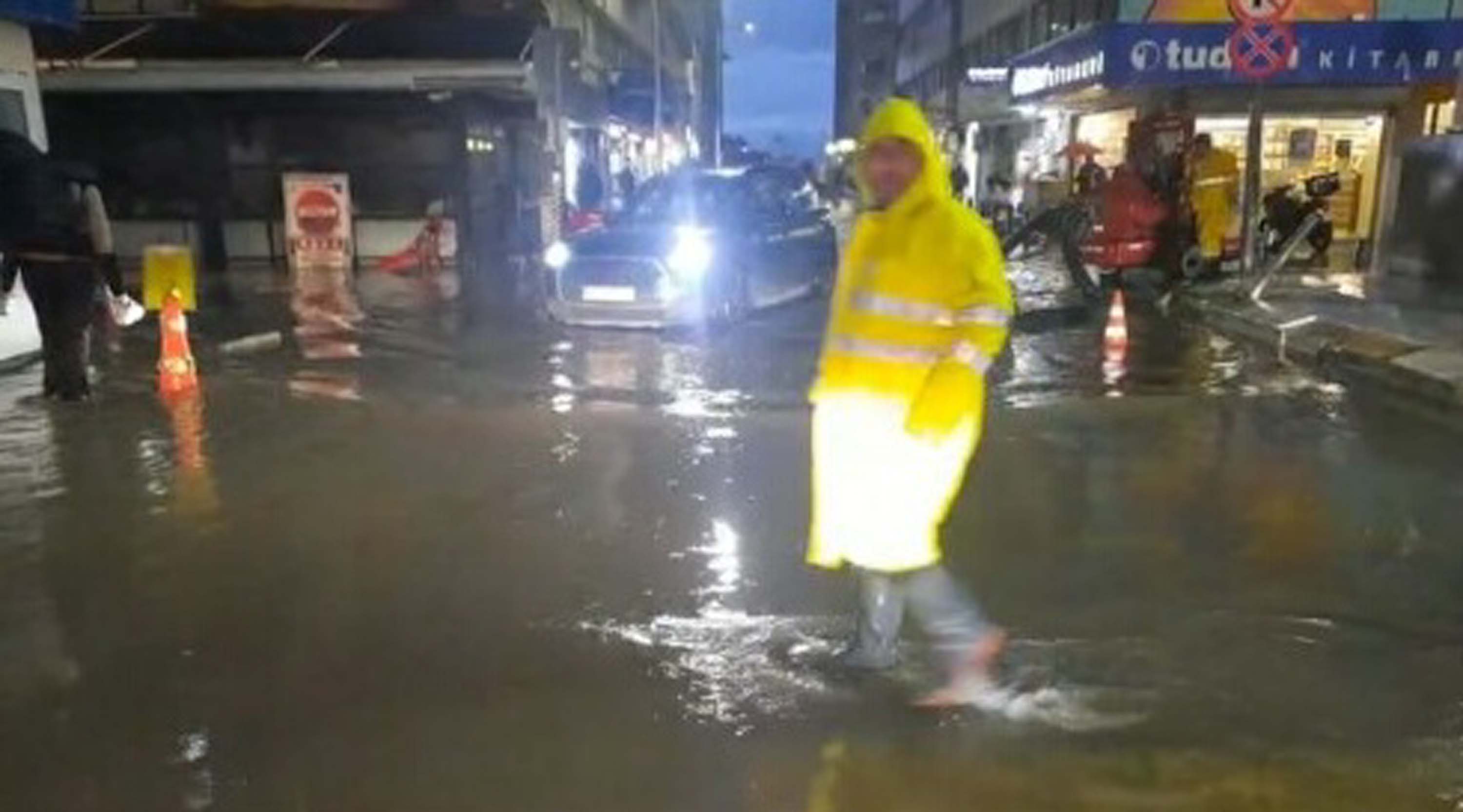 Izmir’de Saganak Cadde Ve Sokaklar Gole 1173216 348502 (1)