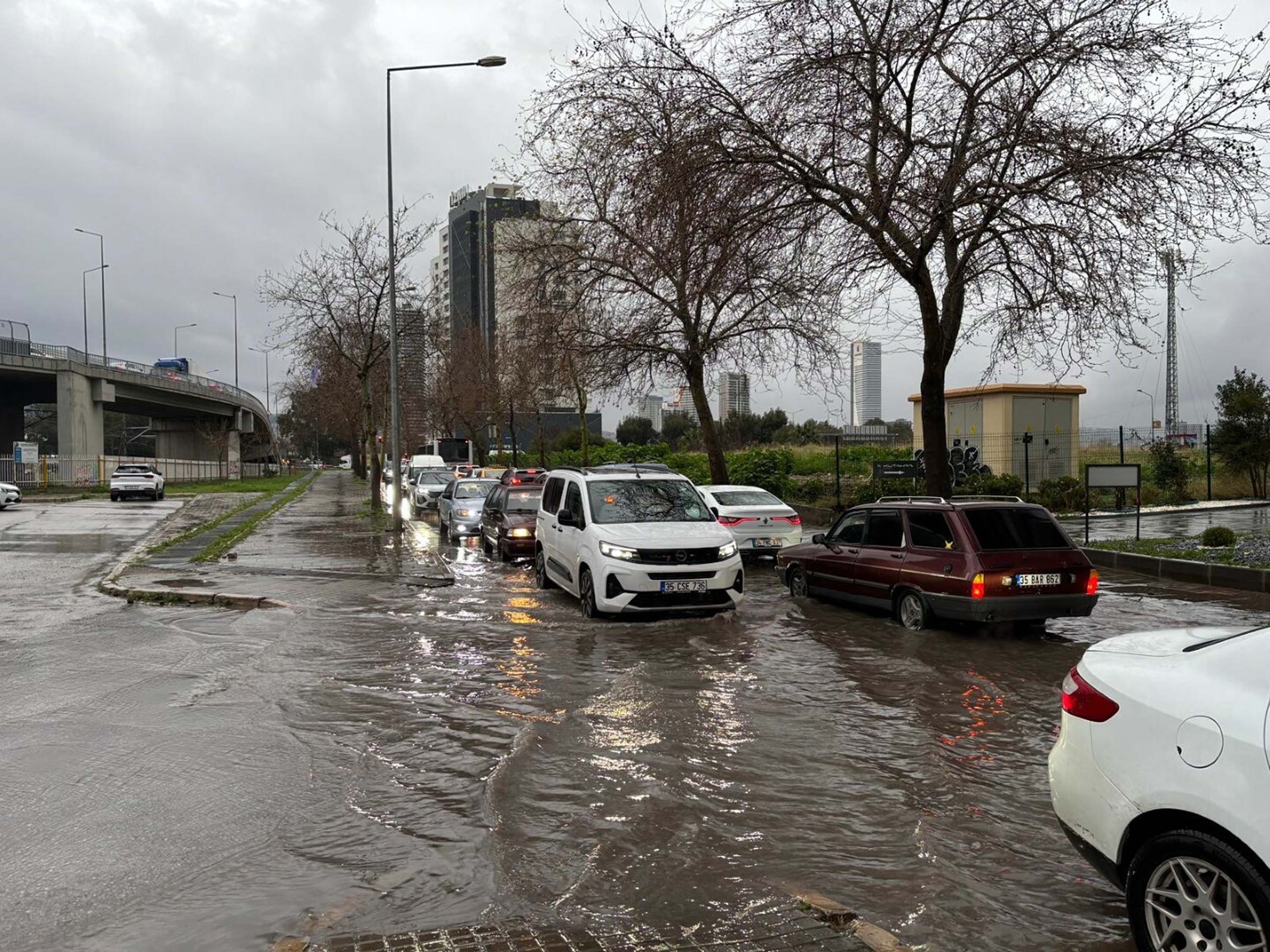 Izmir’de Saganak Cadde Ve Sokaklar Gole 1173218 348502 (1)