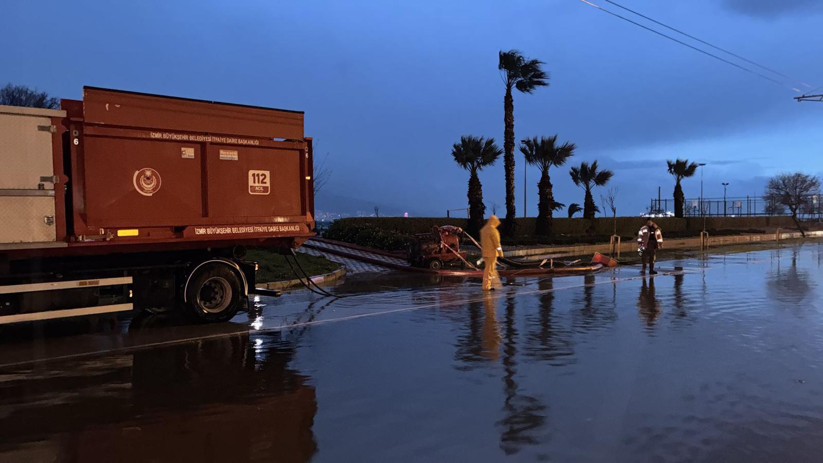 Izmir’de Saganak Cadde Ve Sokaklar Gole 1173344 348533 (1)