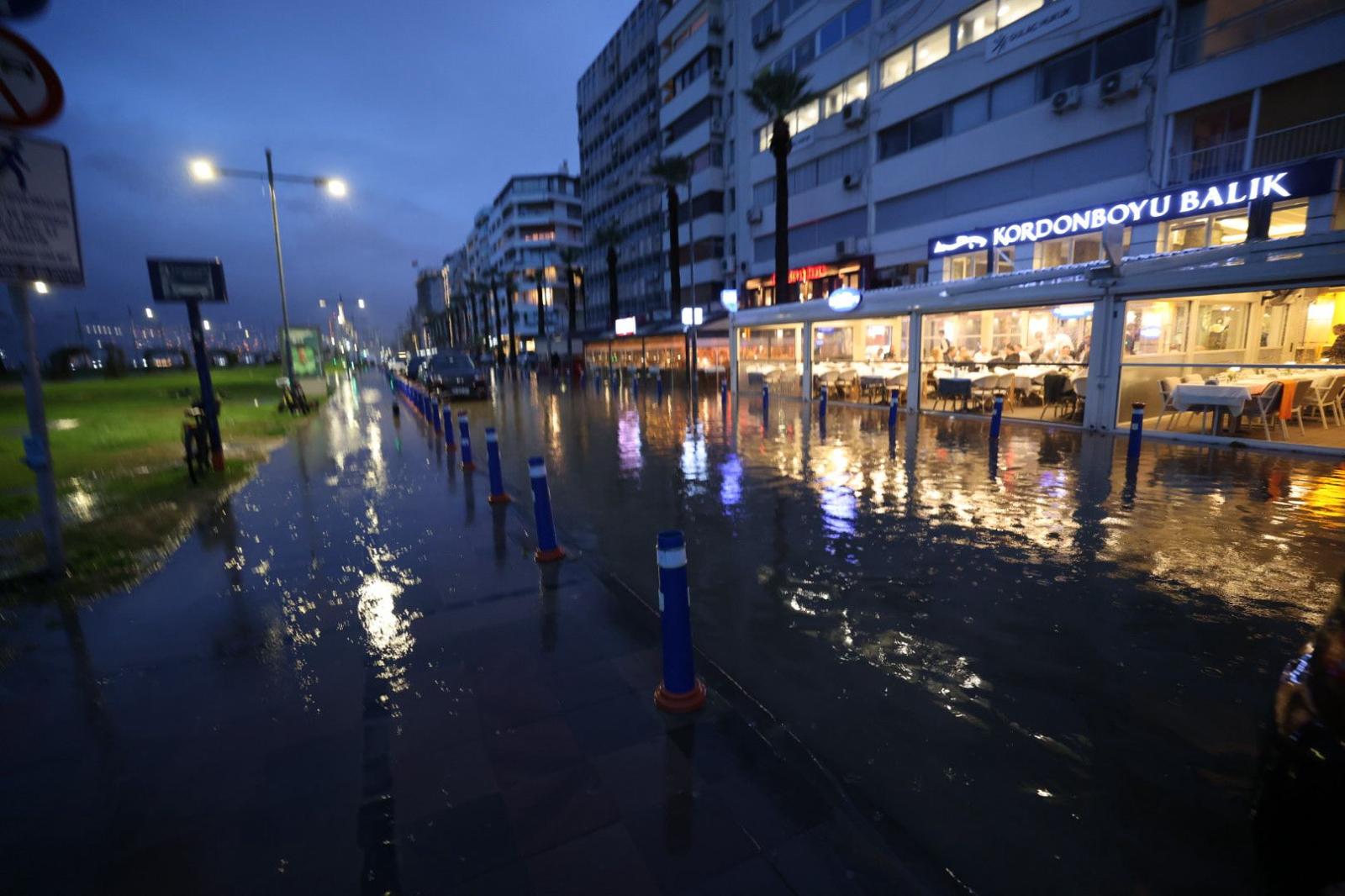 Izmir’de Saganak Cadde Ve Sokaklar Gole 1173346 348533 (1)