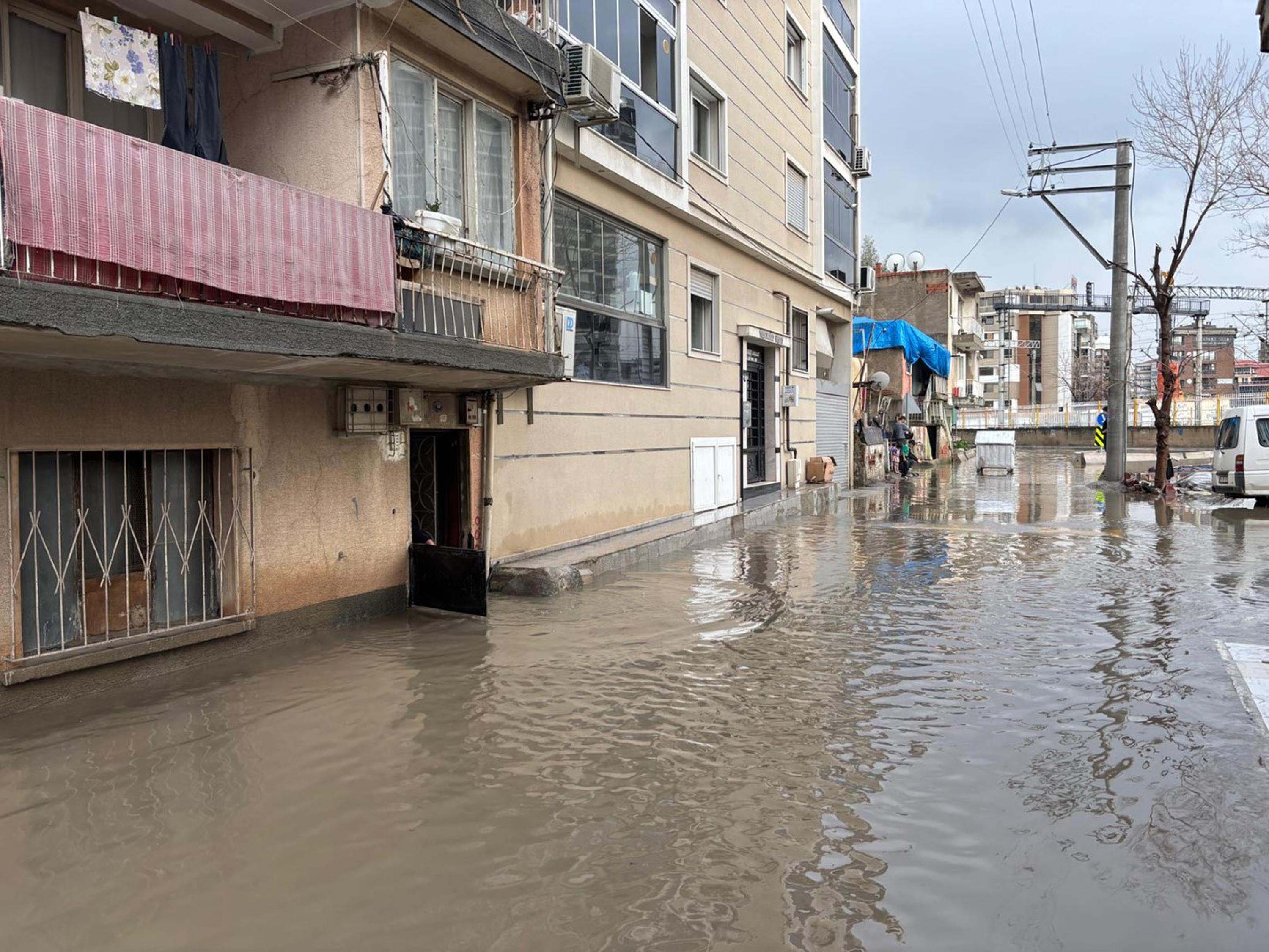 Izmirde Saganak Nedeniyle Yollar Gole D 1163920 345736 (1)