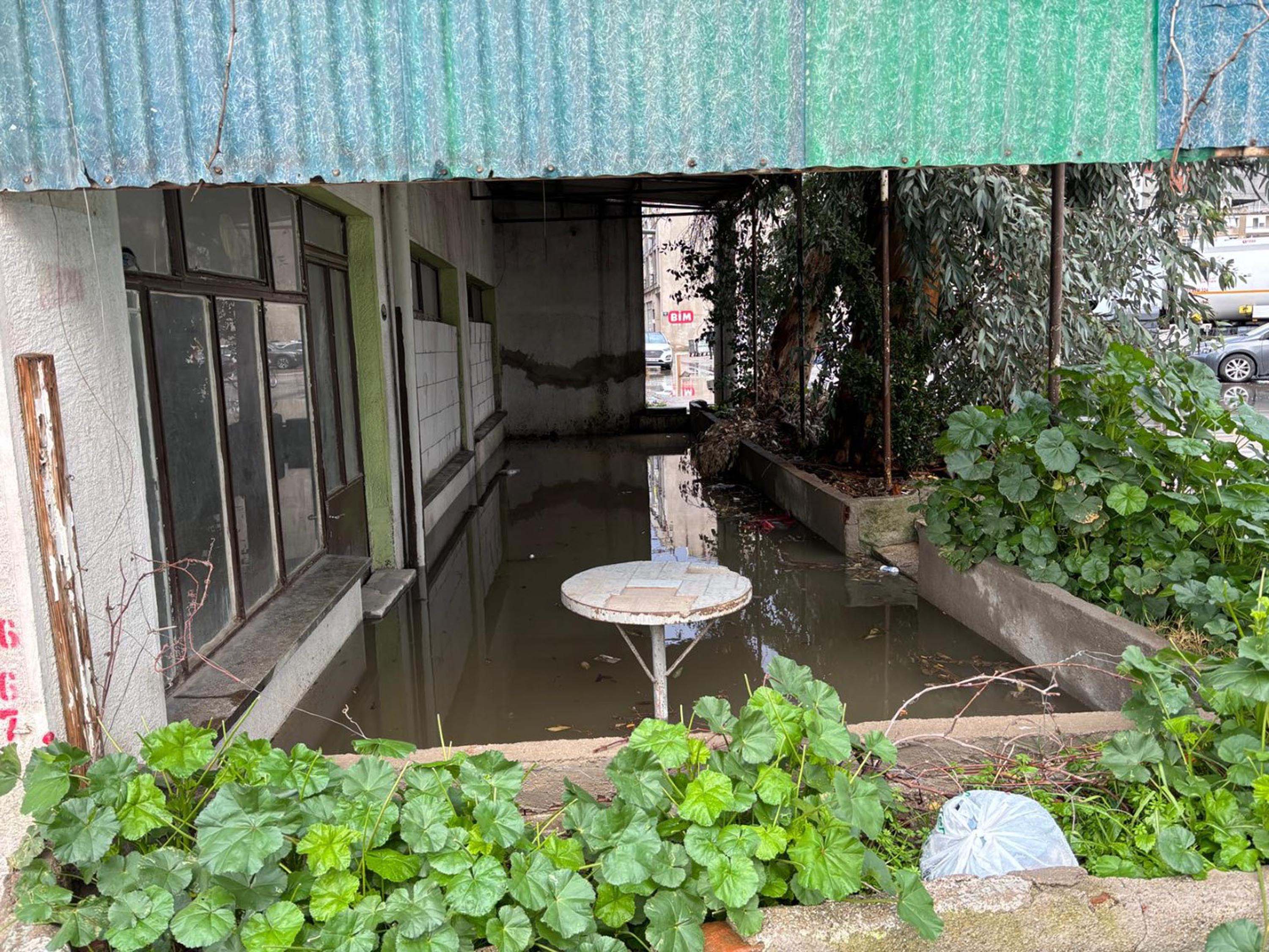 Izmirde Saganak Nedeniyle Yollar Gole D 1163926 345736 (1)