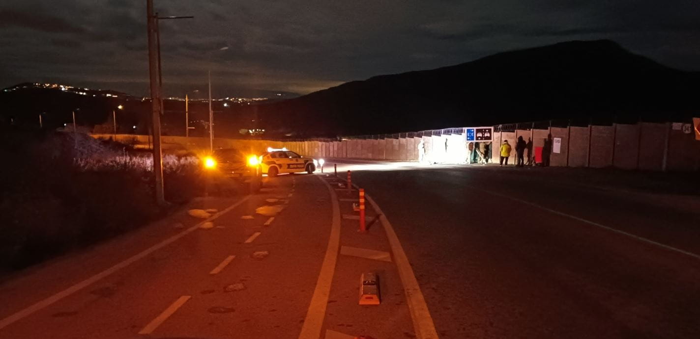 Motosikletle Trafik Isaret Levhasina Car 1147325 340709 (1)