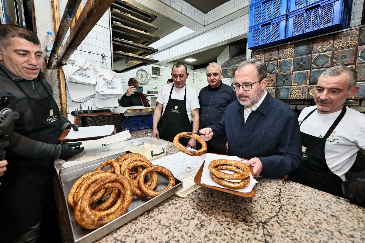 Ak Parti’li Kasapoglu Izmir’de Vatandas 1217707 362094 (1) (1)