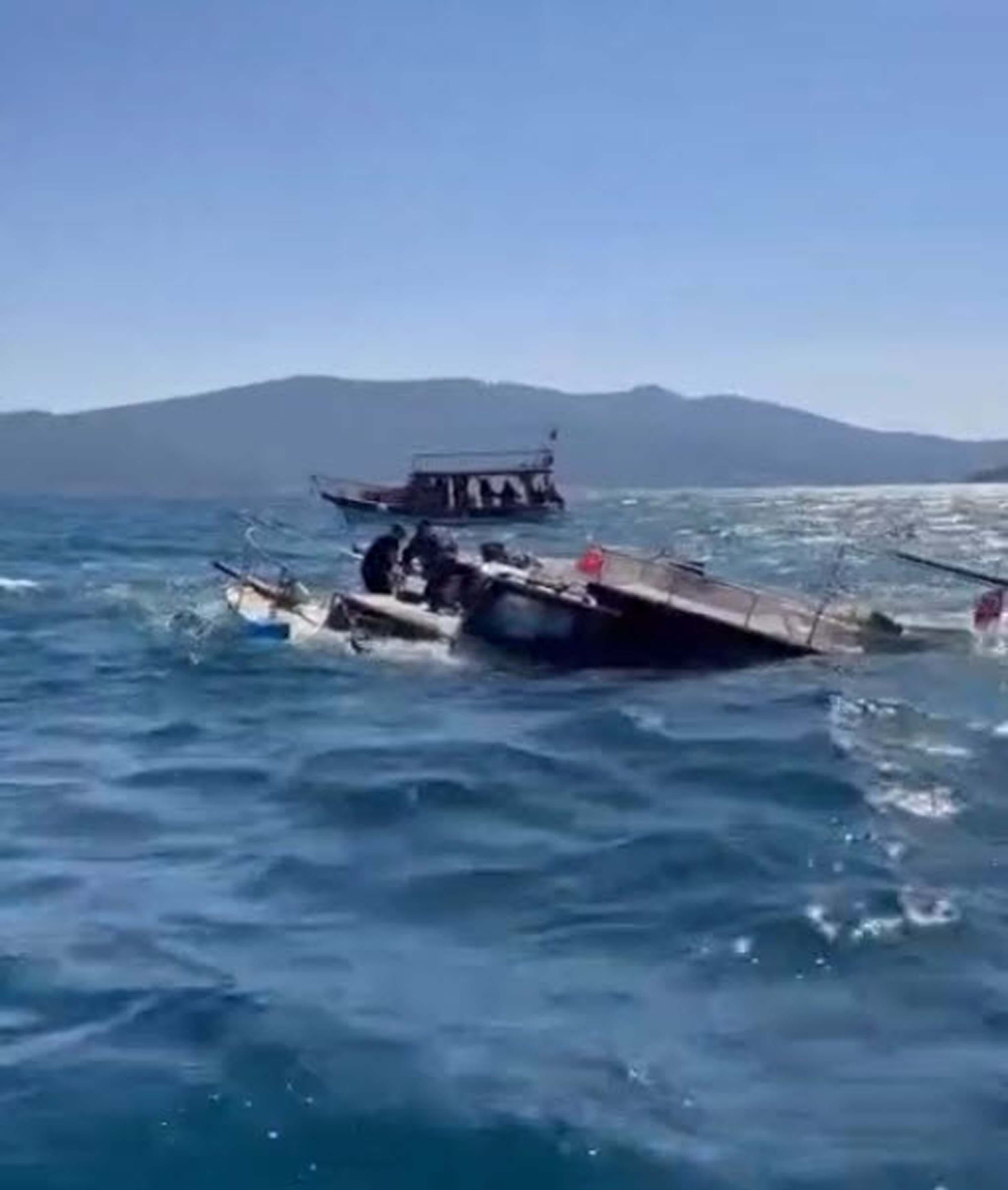 Bodrumda Balikci Teknesi Yari Batik Bul 1200946 357158 (1)