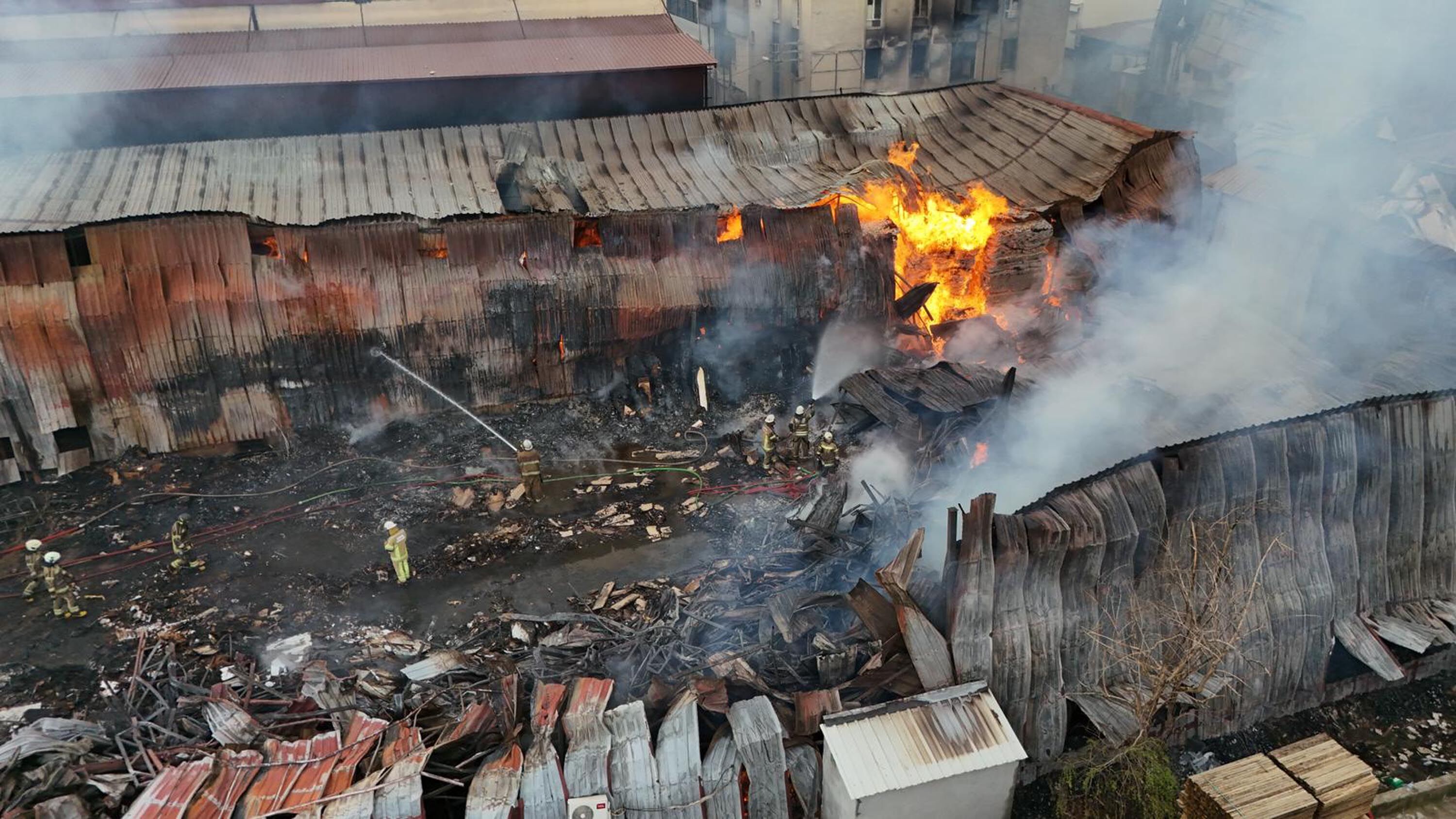 Izmirde Sanayi Sitesinde Yangin 7 Is Y 1227931 365228 (1)