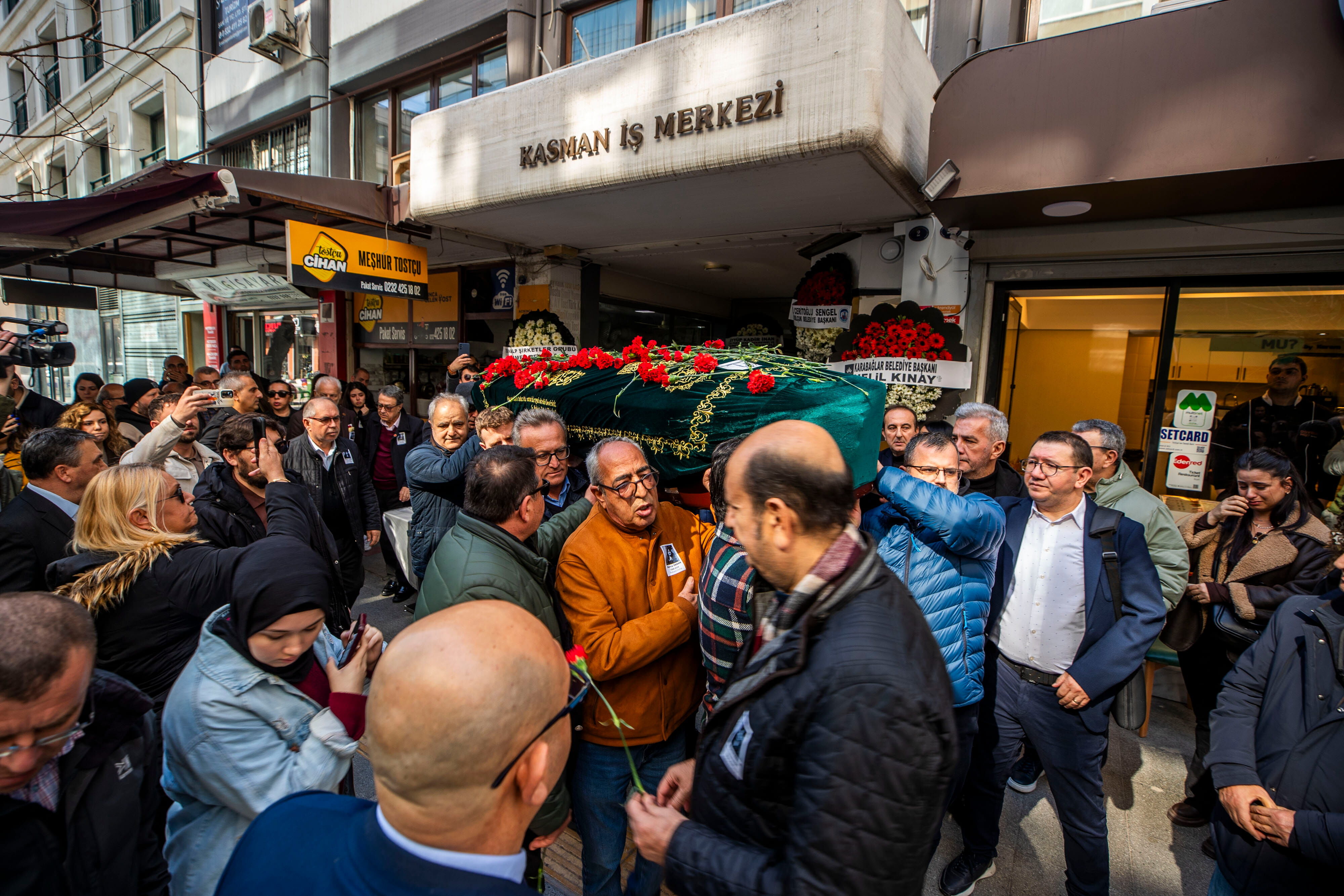Meslektaşimiz Burcu Yanar Alkişlarla Son Yolculuğuna Uğurlandi (1) (1)