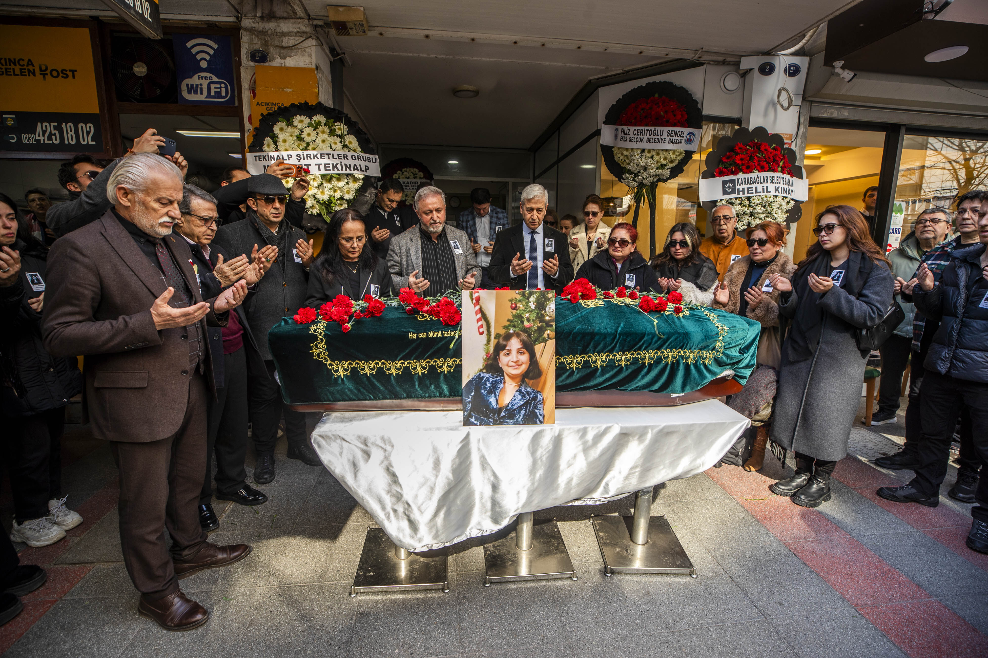 Meslektaşimiz Burcu Yanar Alkişlarla Son Yolculuğuna Uğurlandi (4) (1)