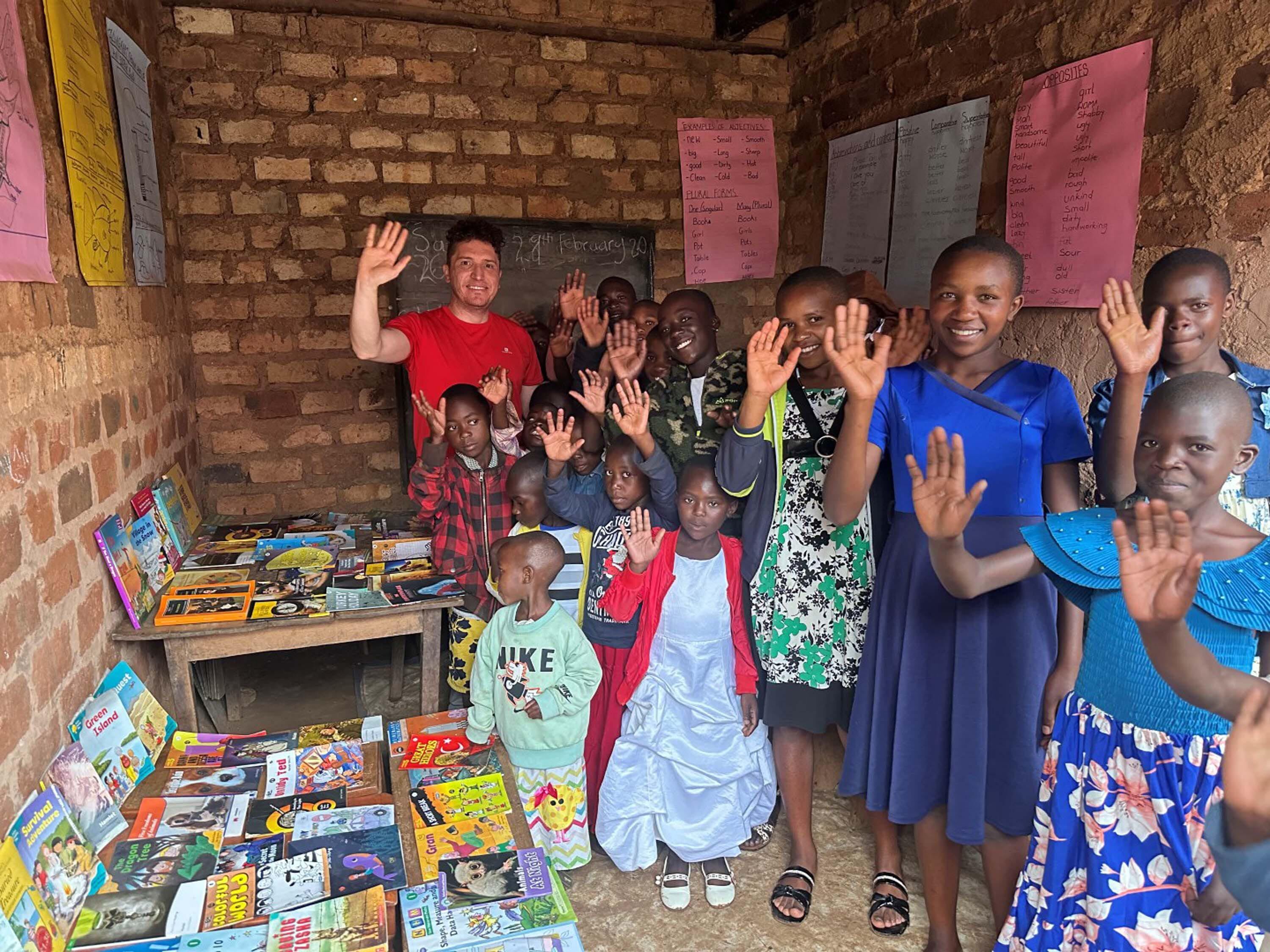 Ugandada Kurdugu Kutuphaneyle Yetimlere 1223913 363907 (1)