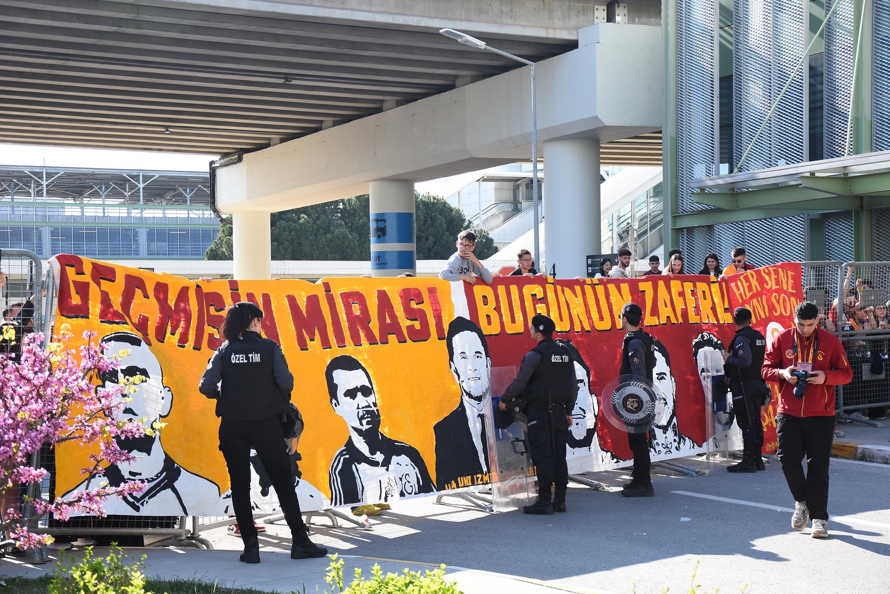 Galatasaray’a Izmir’de Coskulu Karsilama 1249652 371783 (1)