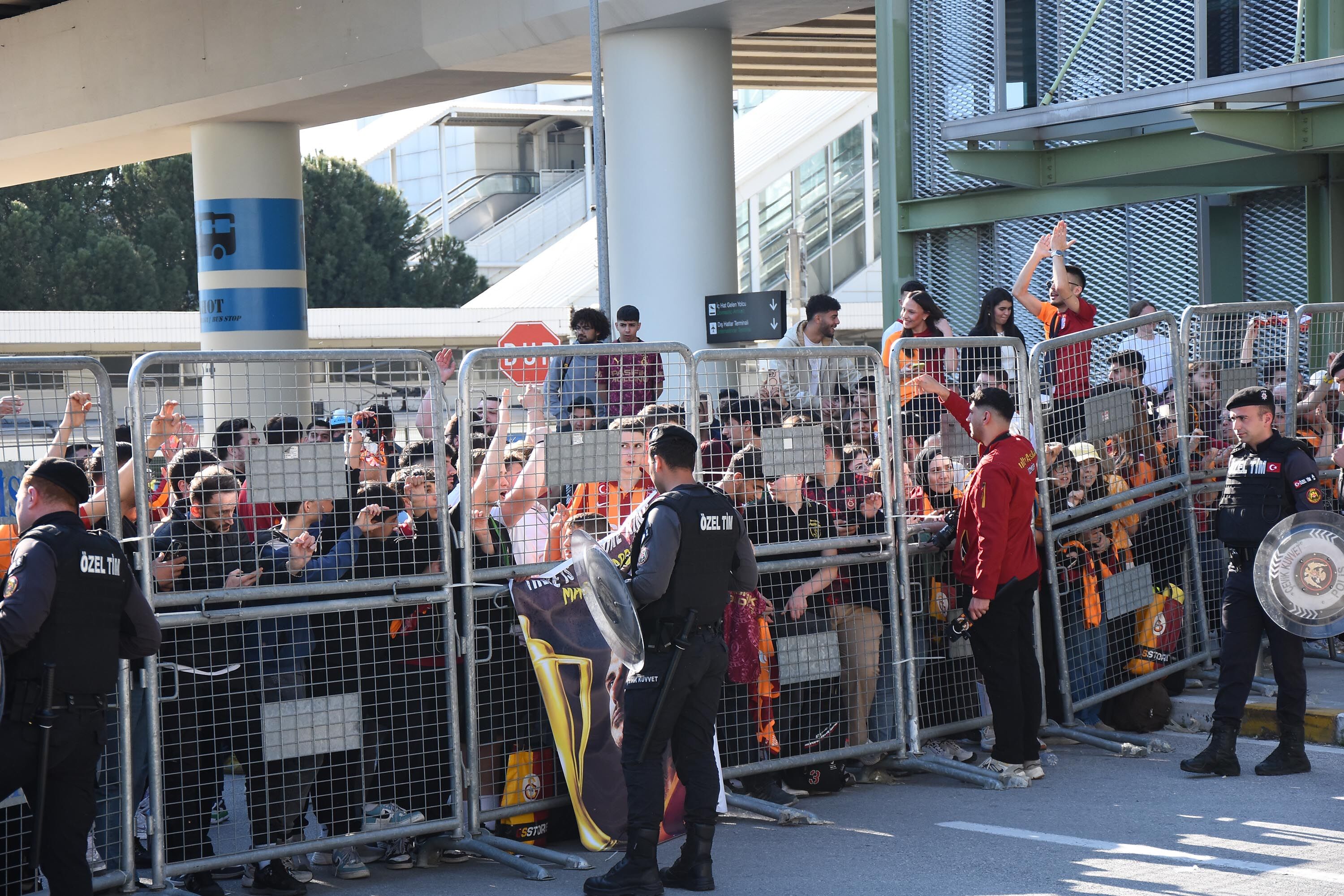 Galatasaray’a Izmir’de Coskulu Karsilama 1249653 371783 (1)-1