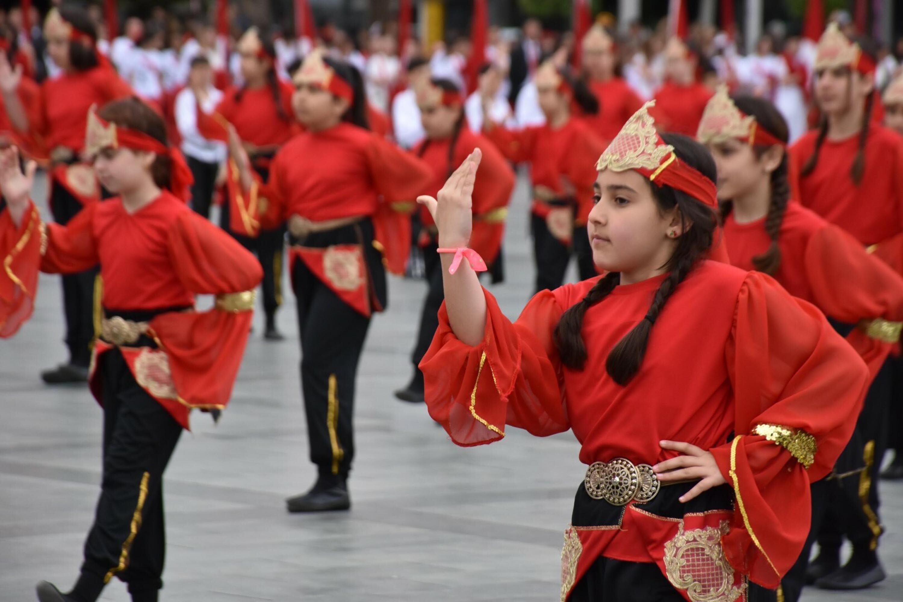 I Z M I R’ D E 23 N I S A N C O S K U S U 1274251 379270