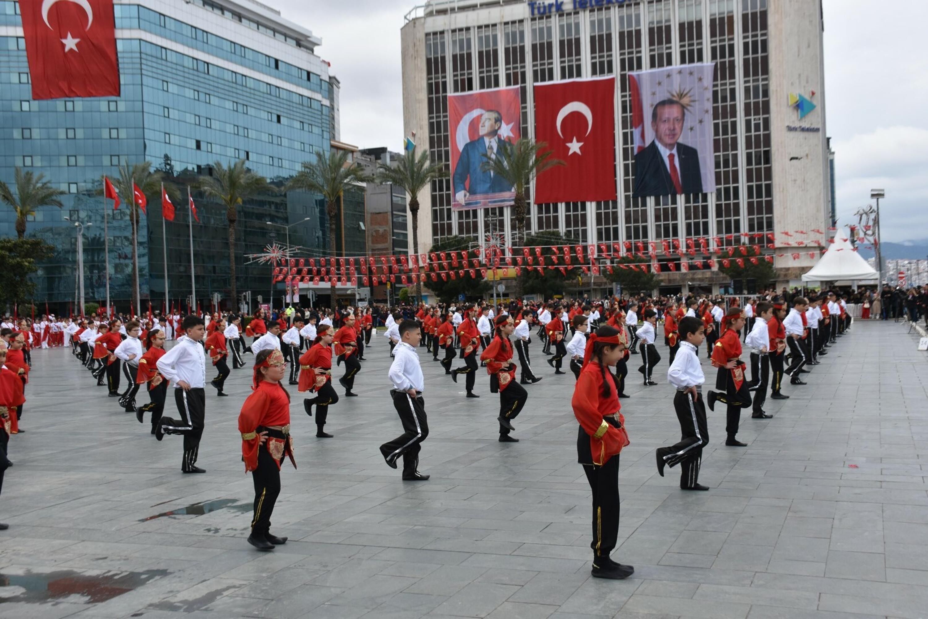 I Z M I R’ D E 23 N I S A N C O S K U S U 1274254 379270