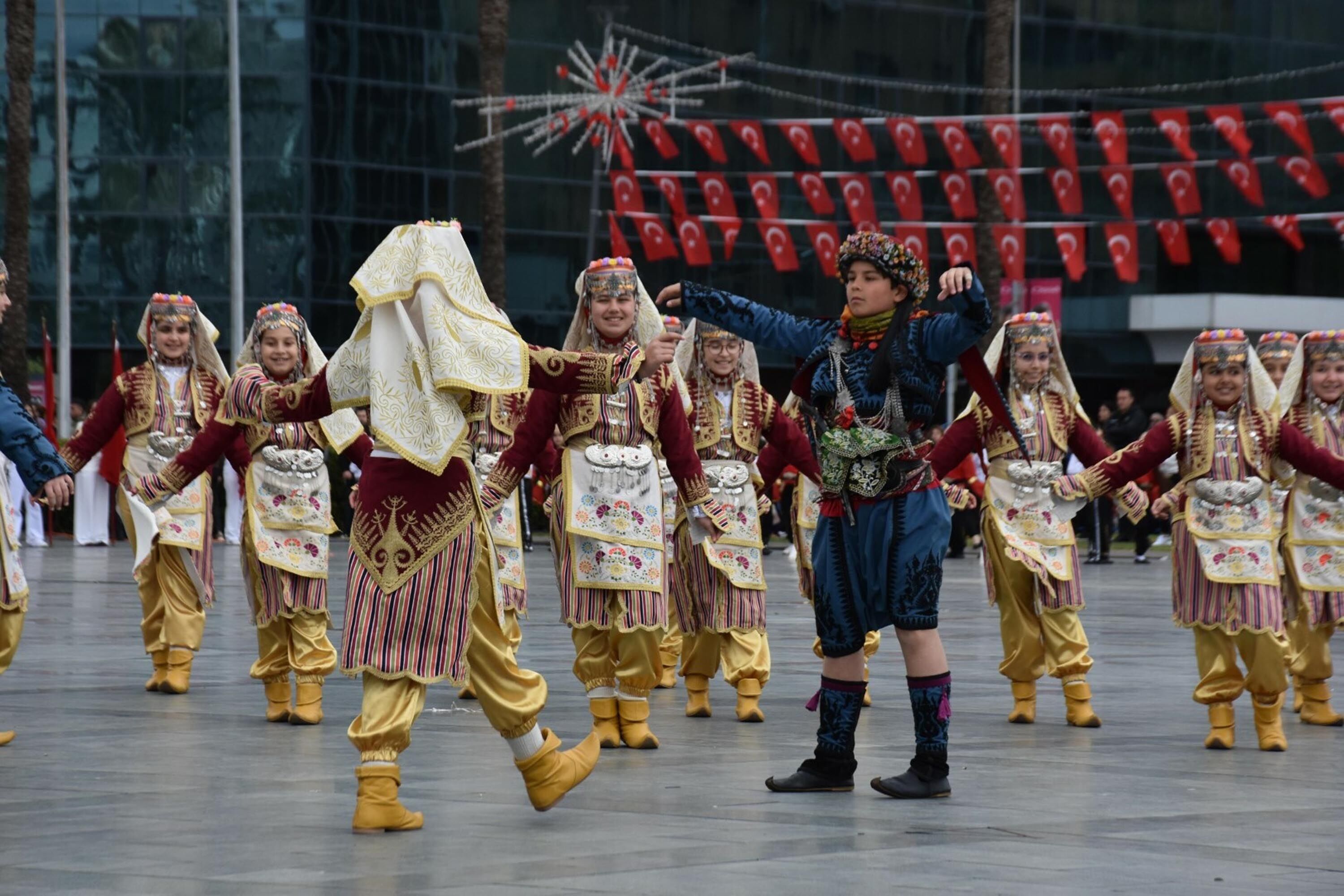 I Z M I R’ D E 23 N I S A N C O S K U S U 1274258 379270