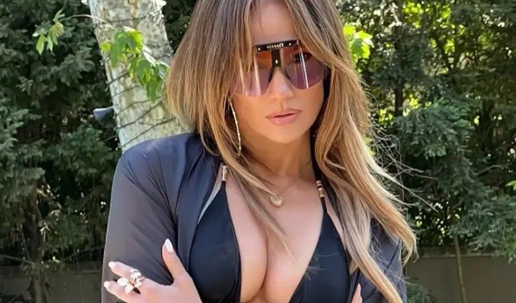 Jennifer Lopez 56 yaşında fit görüntüsüyle gündemde! Spor pozları olay oldu