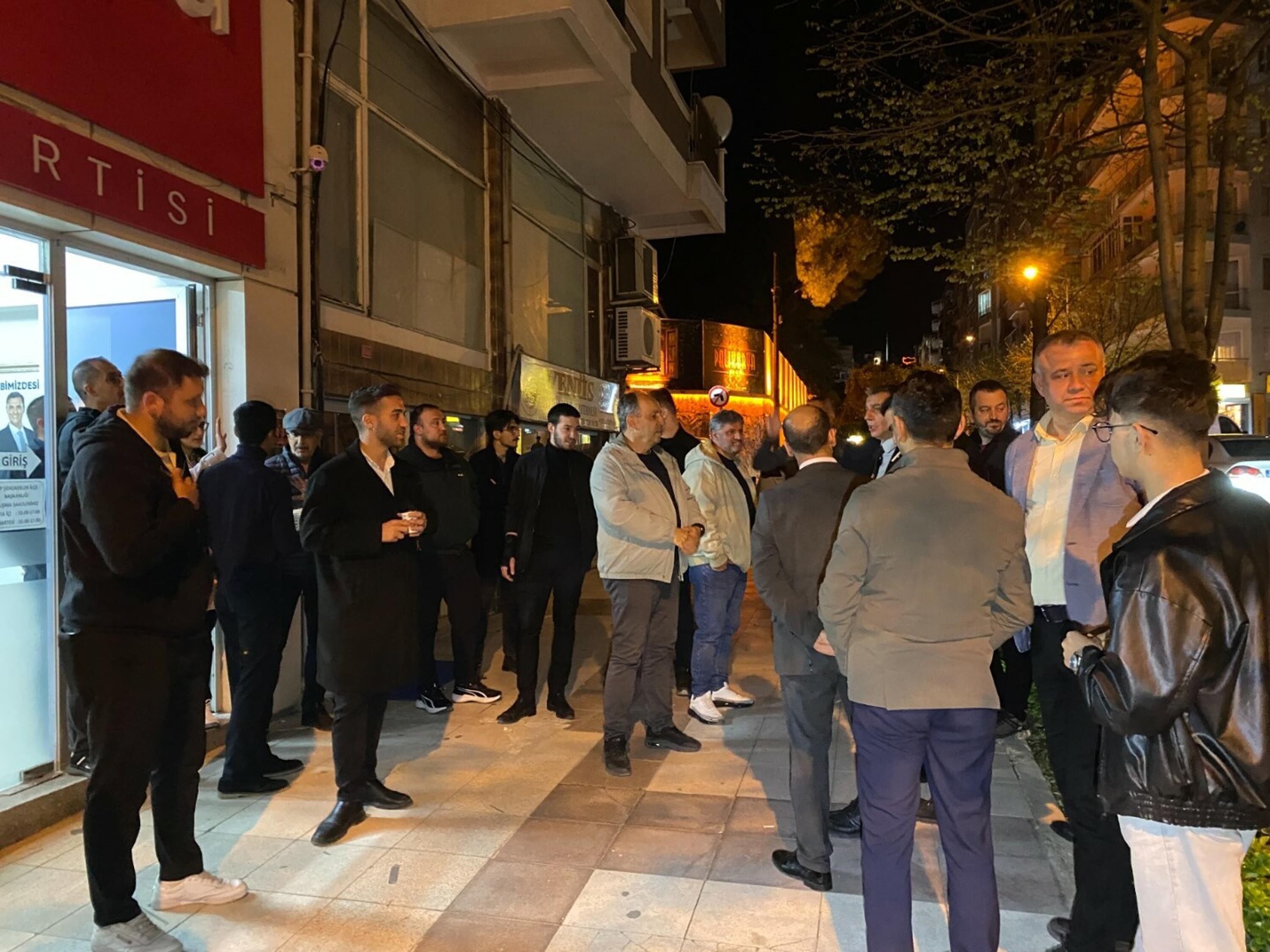 Sehzadeler Chp Ilce Baskanligi Binasina 1248341 371382 (1)