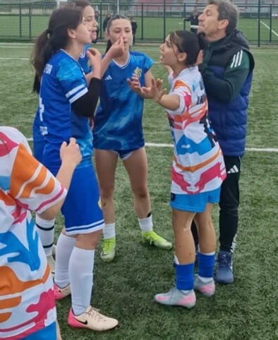 Kadin Futbol Takimi Oyunculari Sahada Bi 1330166 395158 (1)-1