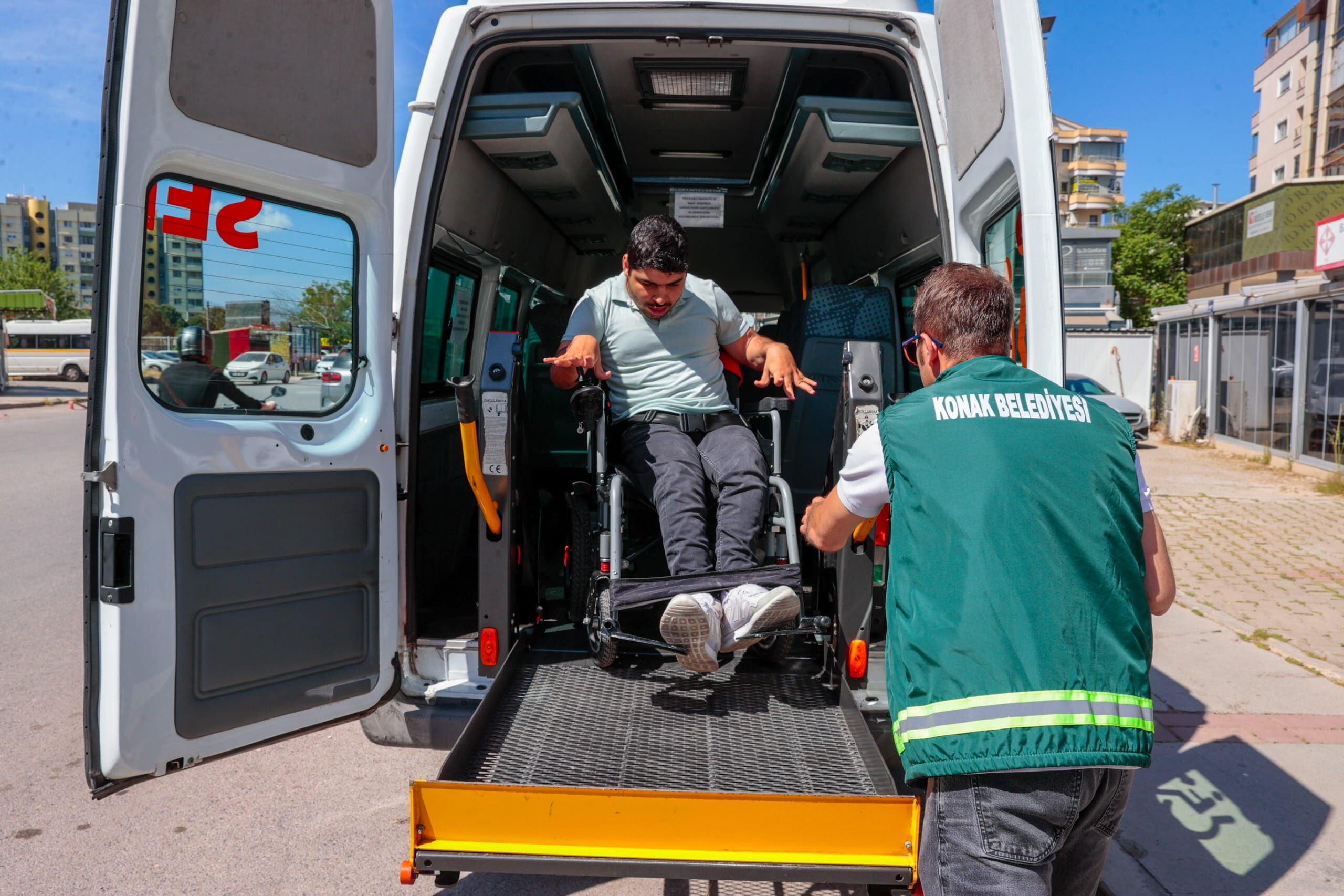 Konak’ın ‘Engelsiz Servis’i Yüzleri Güldürmeye Devam Ediyor (2)